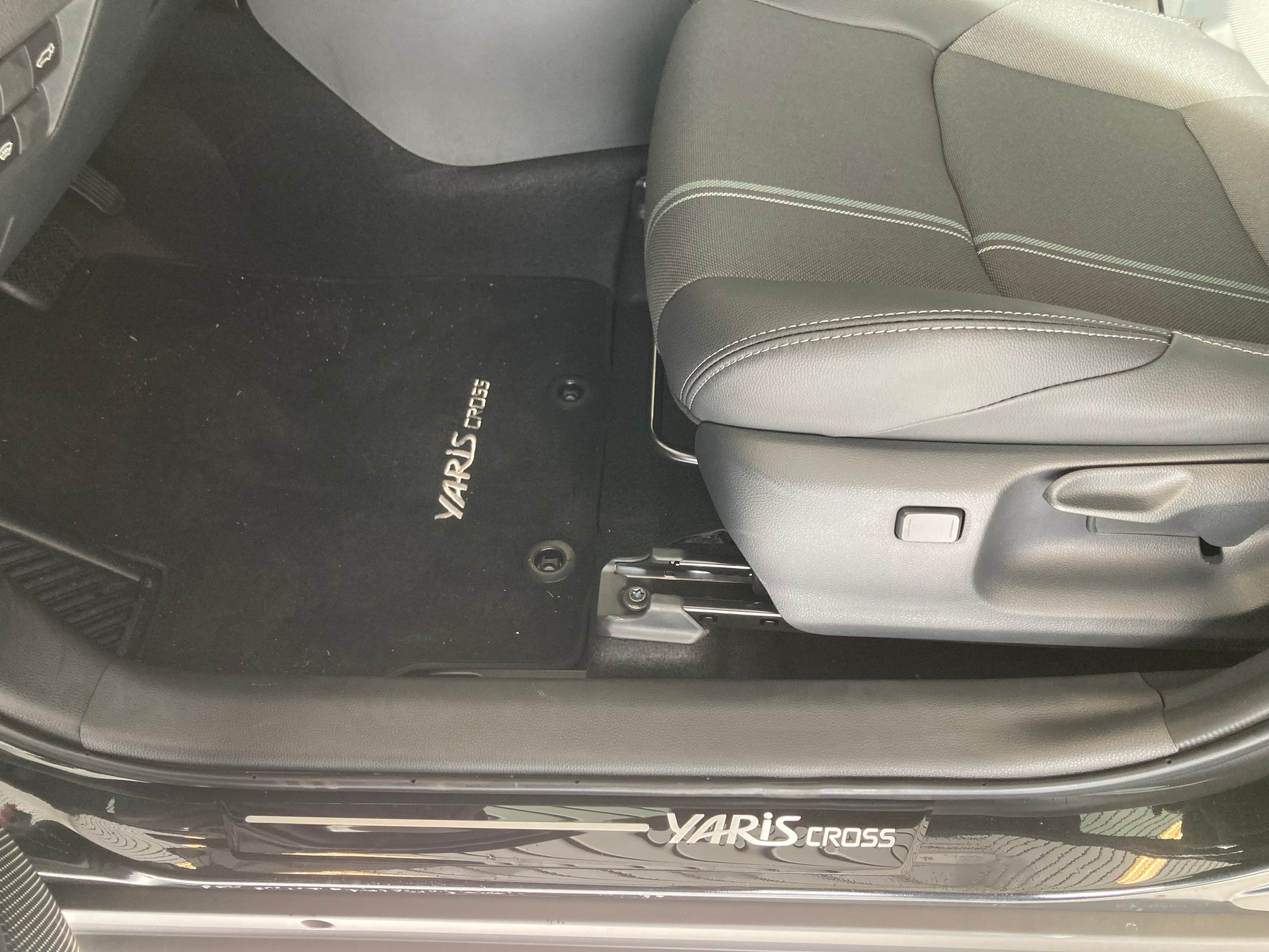 TOYOTA Yaris Cross 1.5 Premium AWDi e-CVT-image-9