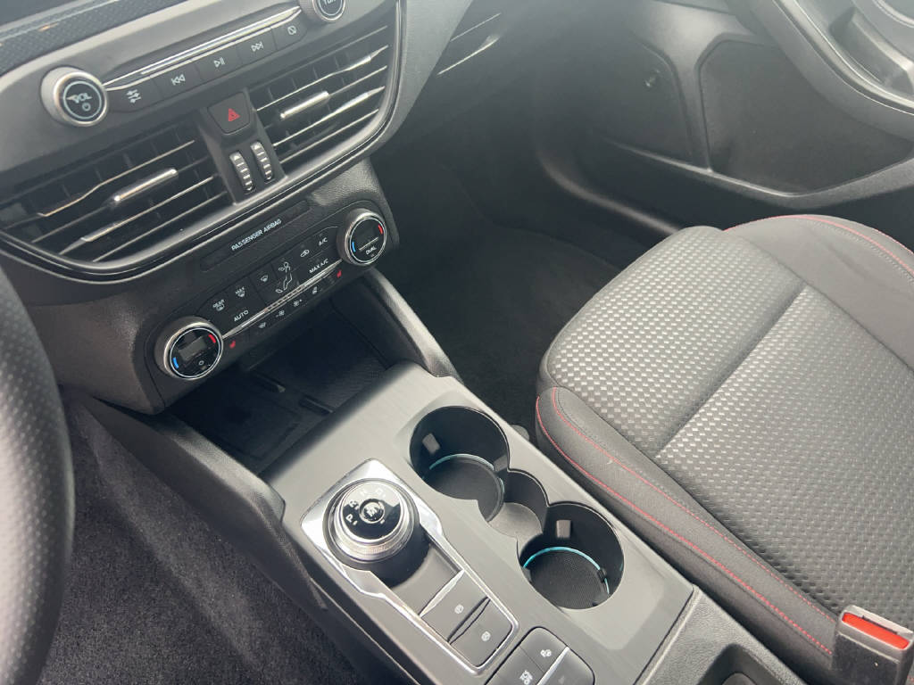 FORD Focus Station Wagon 2.0 EcoBlue 150 ST-Line-image-6