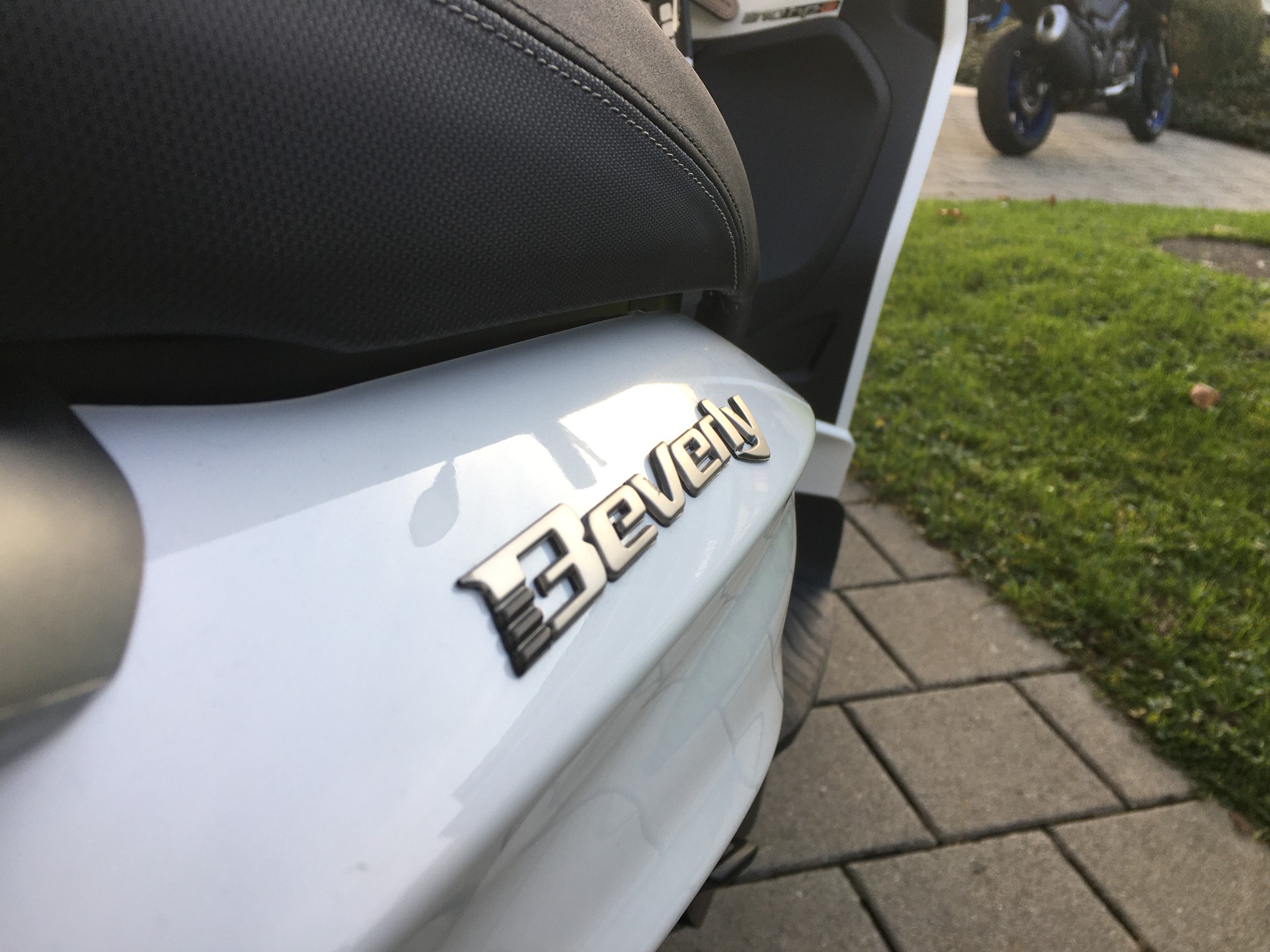 PIAGGIO Beverly 300 DEEP BLACK SPECIAL EDITION-image-1