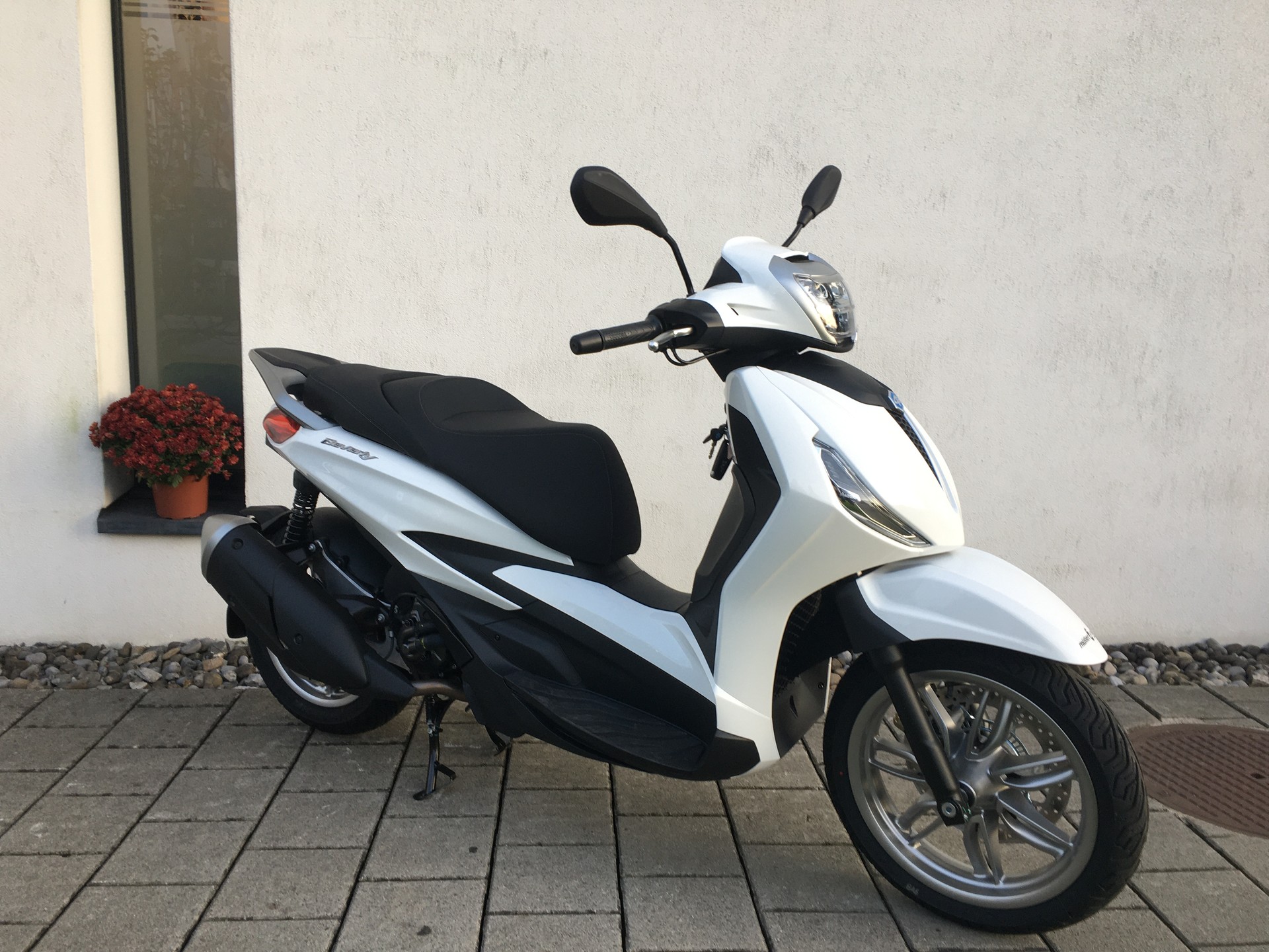 PIAGGIO Beverly 300 DEEP BLACK SPECIAL EDITION-image-0