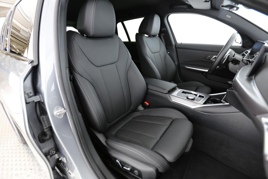BMW 330d xDrive Touring-image-12