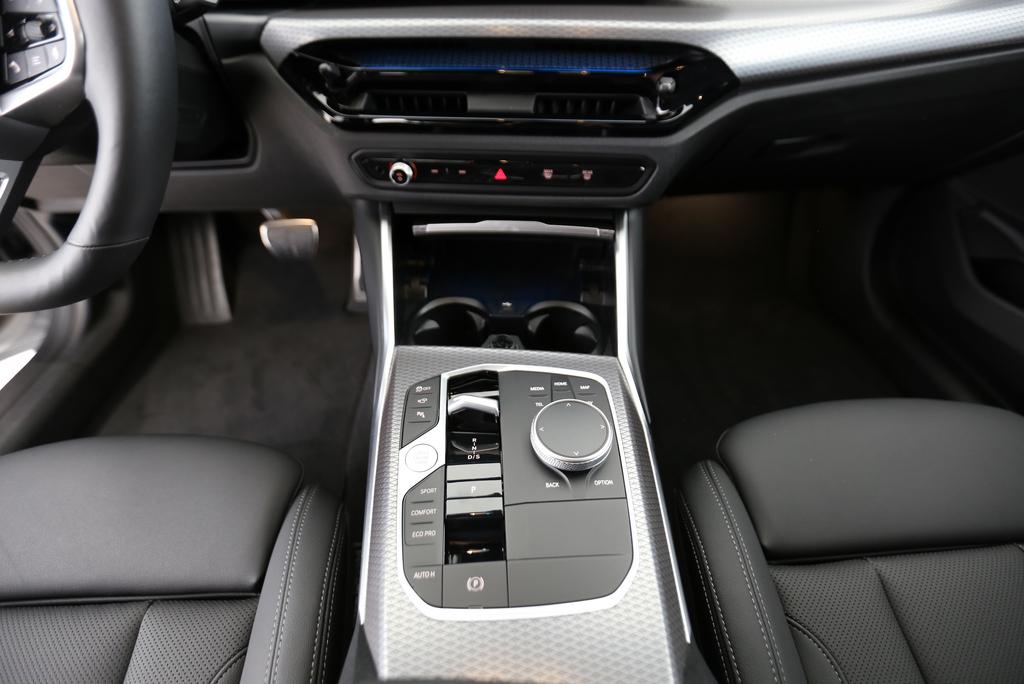 BMW 330d xDrive Touring-image-10