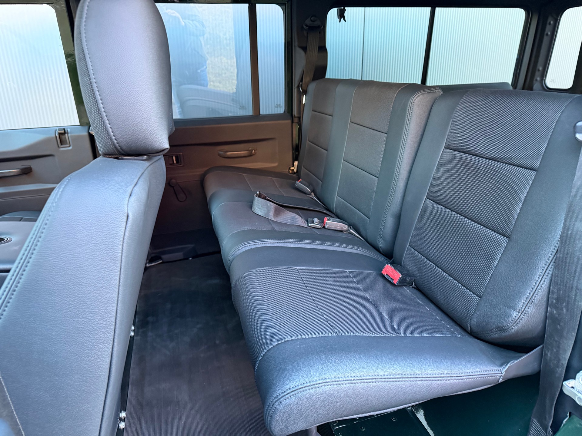 LAND ROVER Defender 110 TD5 EPSOM verzinkt-image-9
