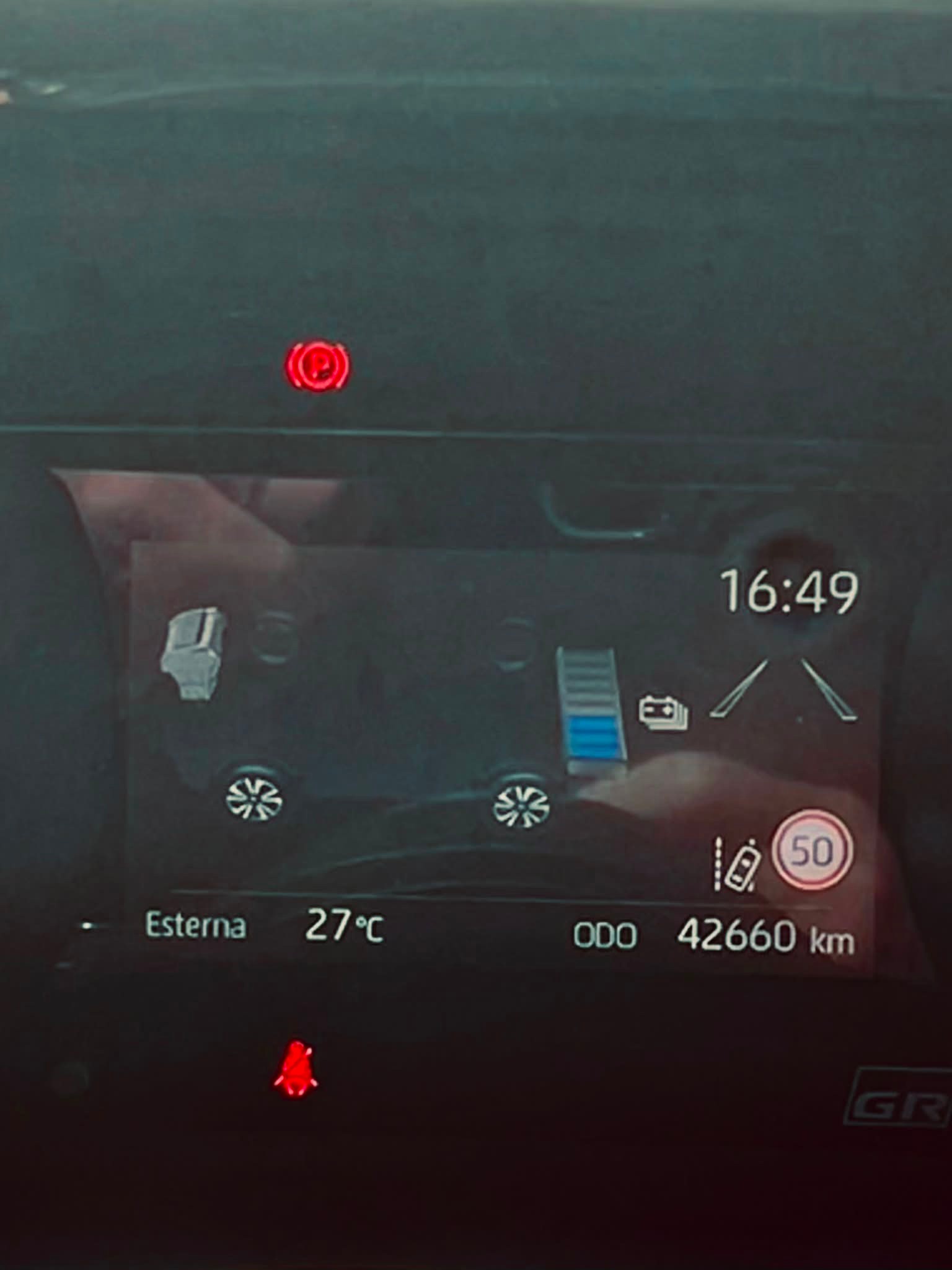 TOYOTA Yaris 1.5 GR Sport e-CVT-image-12