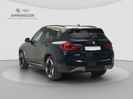 BMW iX3 Impressive-showroom-element-2