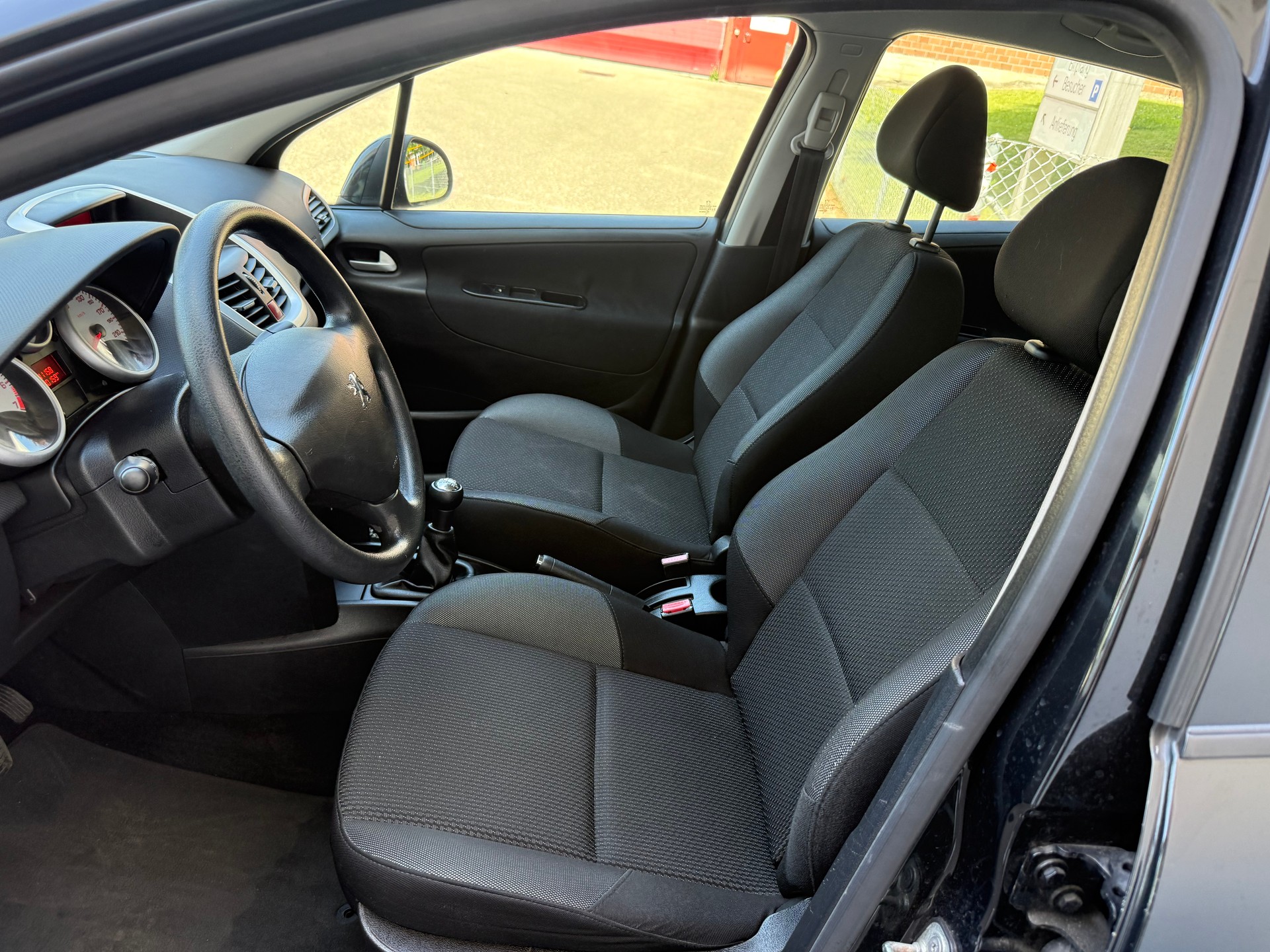 PEUGEOT 207 1.4 16V SWISS EDITION-image-5