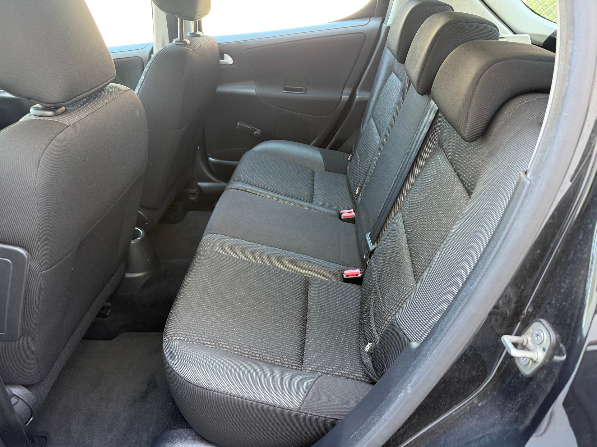 PEUGEOT 207 1.4 16V SWISS EDITION-image-7