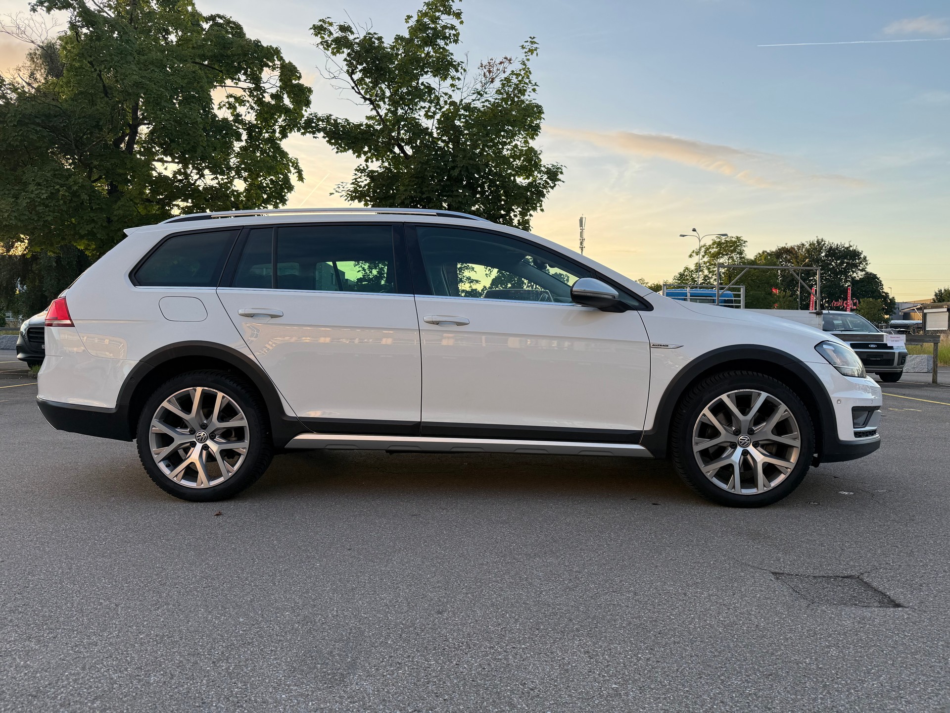VW Golf 2.0 TDI Alltrack 4Motion-image-3