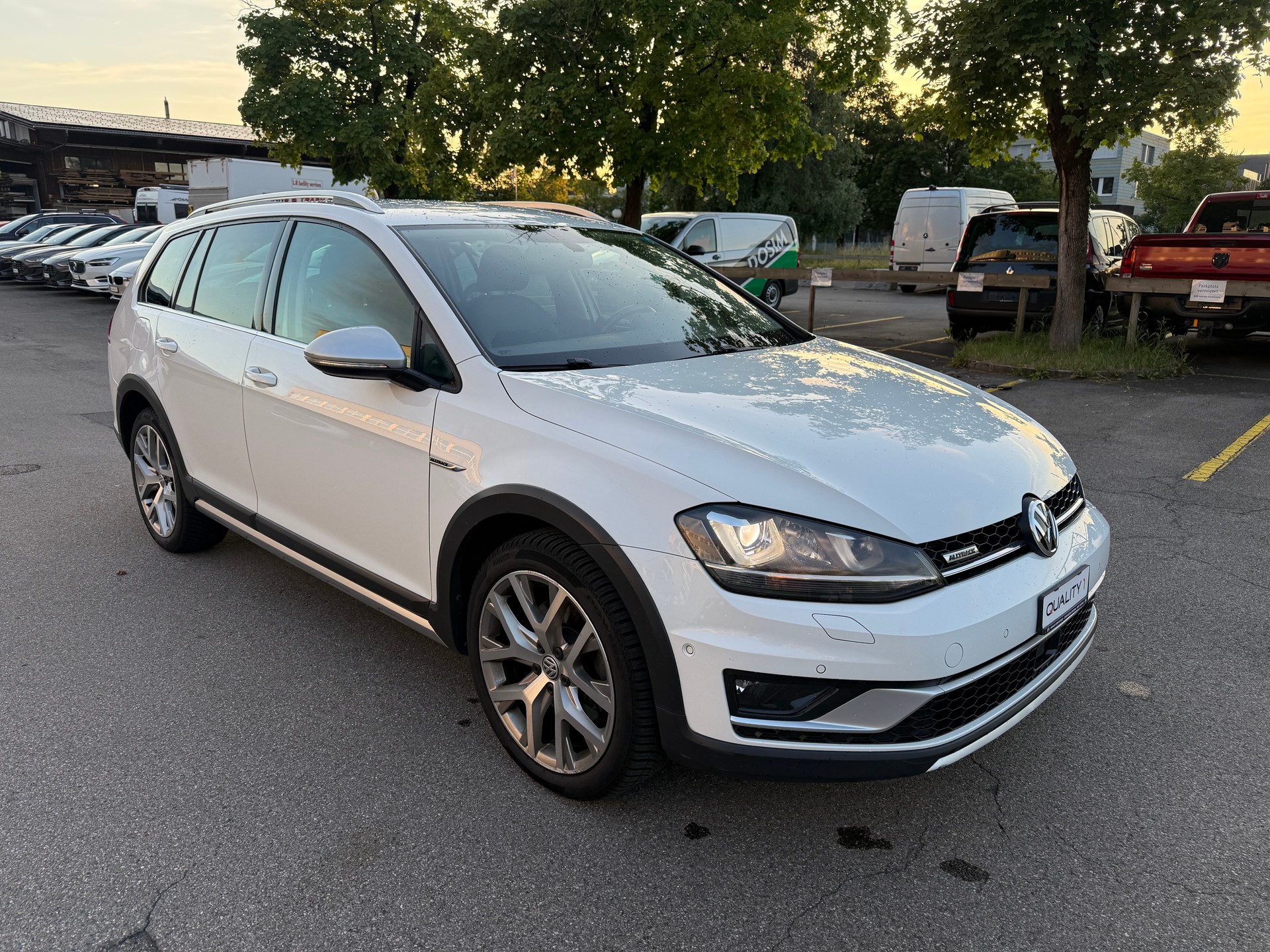 VW Golf 2.0 TDI Alltrack 4Motion-image-1