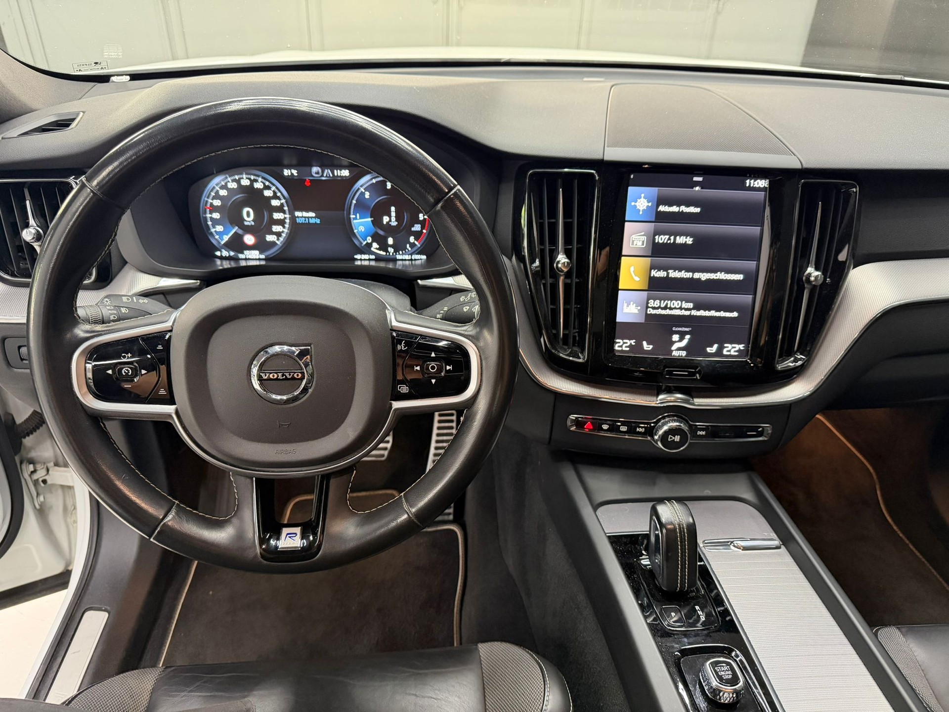 VOLVO XC60 B5 Diesel Mild Hybrid AWD R-Design Geartronic-image-6