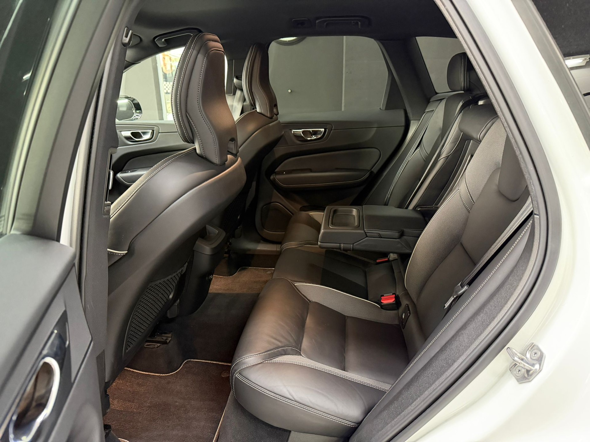 VOLVO XC60 B5 Diesel Mild Hybrid AWD R-Design Geartronic-image-9
