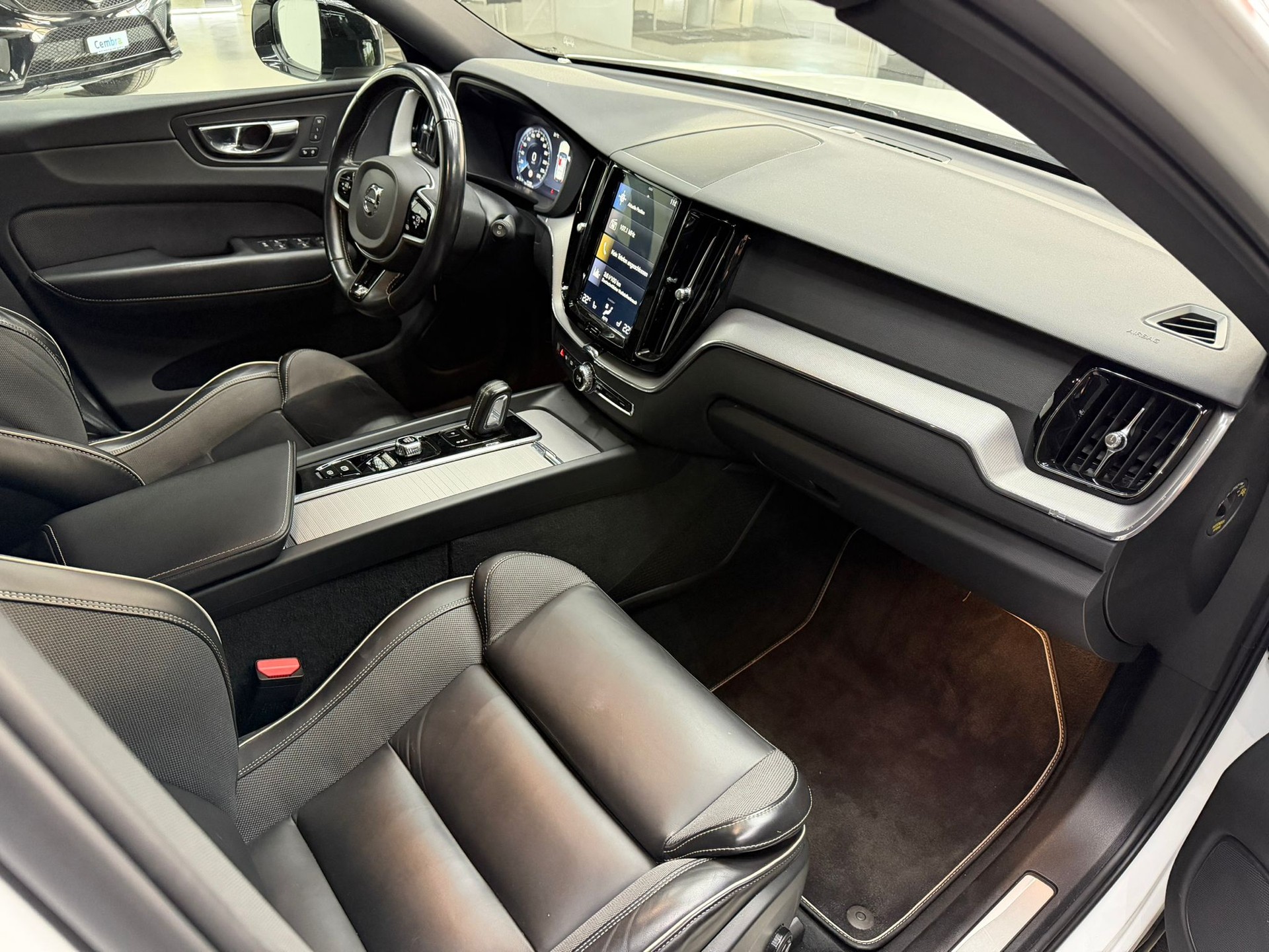 VOLVO XC60 B5 Diesel Mild Hybrid AWD R-Design Geartronic-image-7