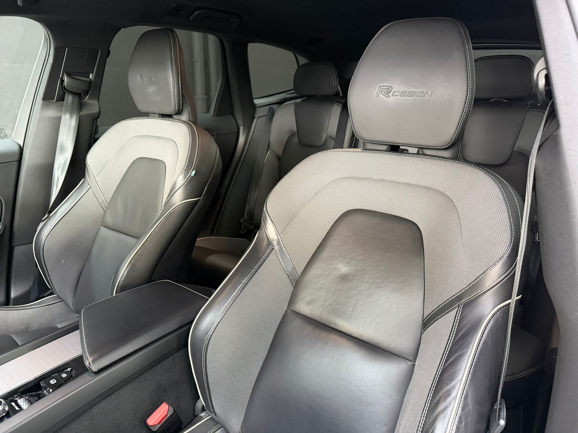 VOLVO XC60 B5 Diesel Mild Hybrid AWD R-Design Geartronic-image-8