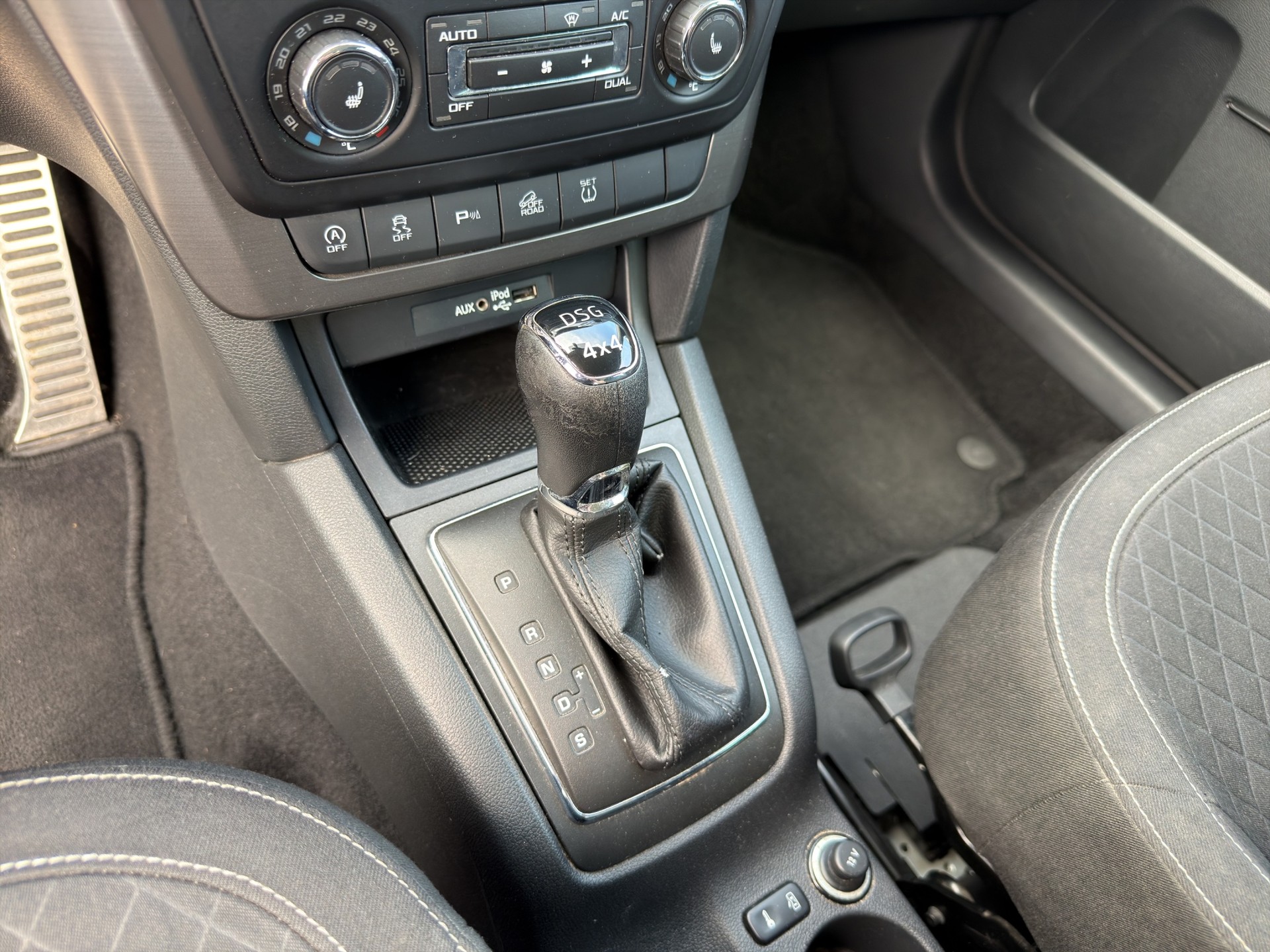 SKODA Yeti 2.0 TDI Swiss Line 25 4x4 DSG-image-16