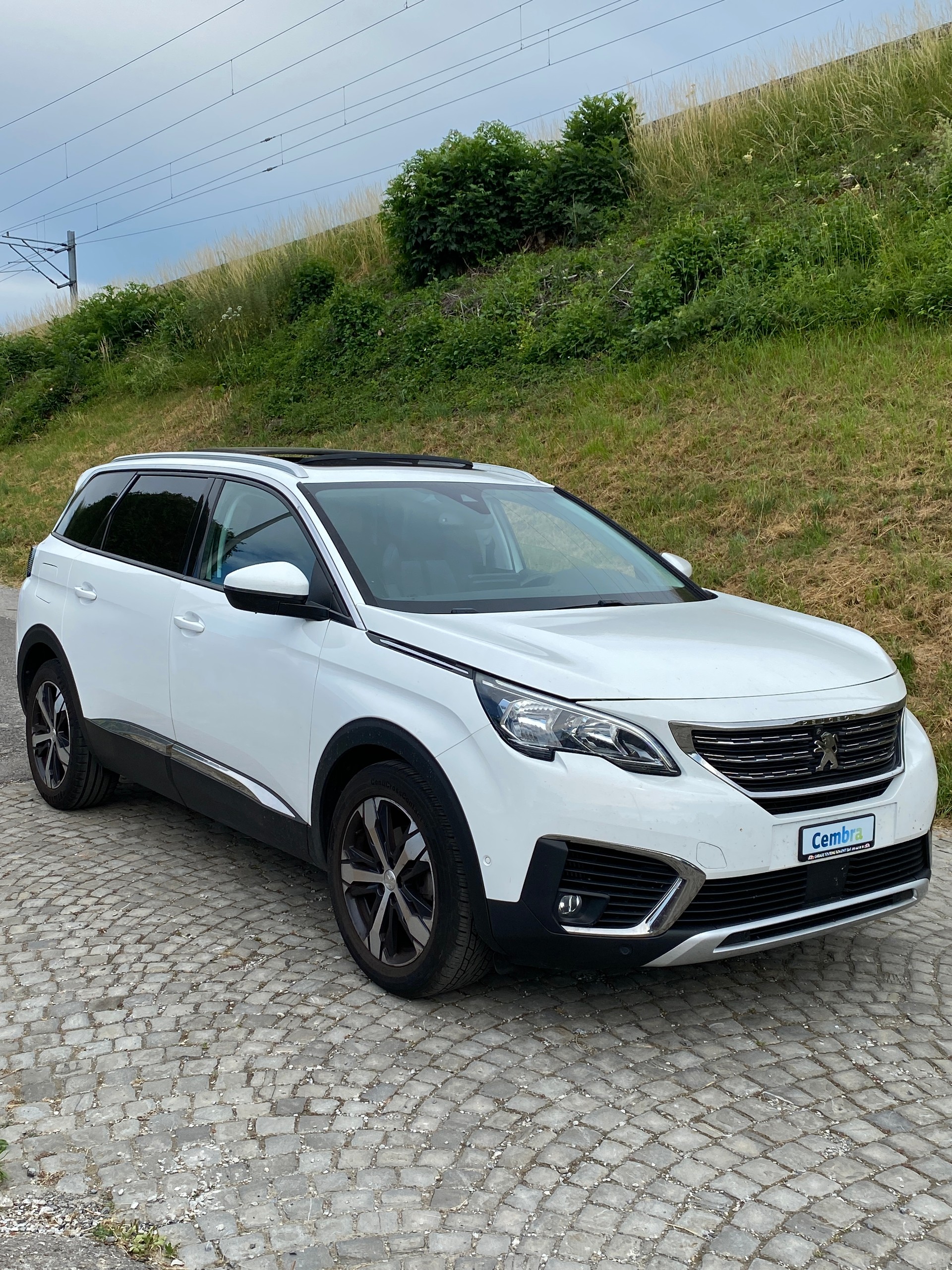 PEUGEOT 5008 1.2 Pure Tech Allure EAT8-showroom-element-1