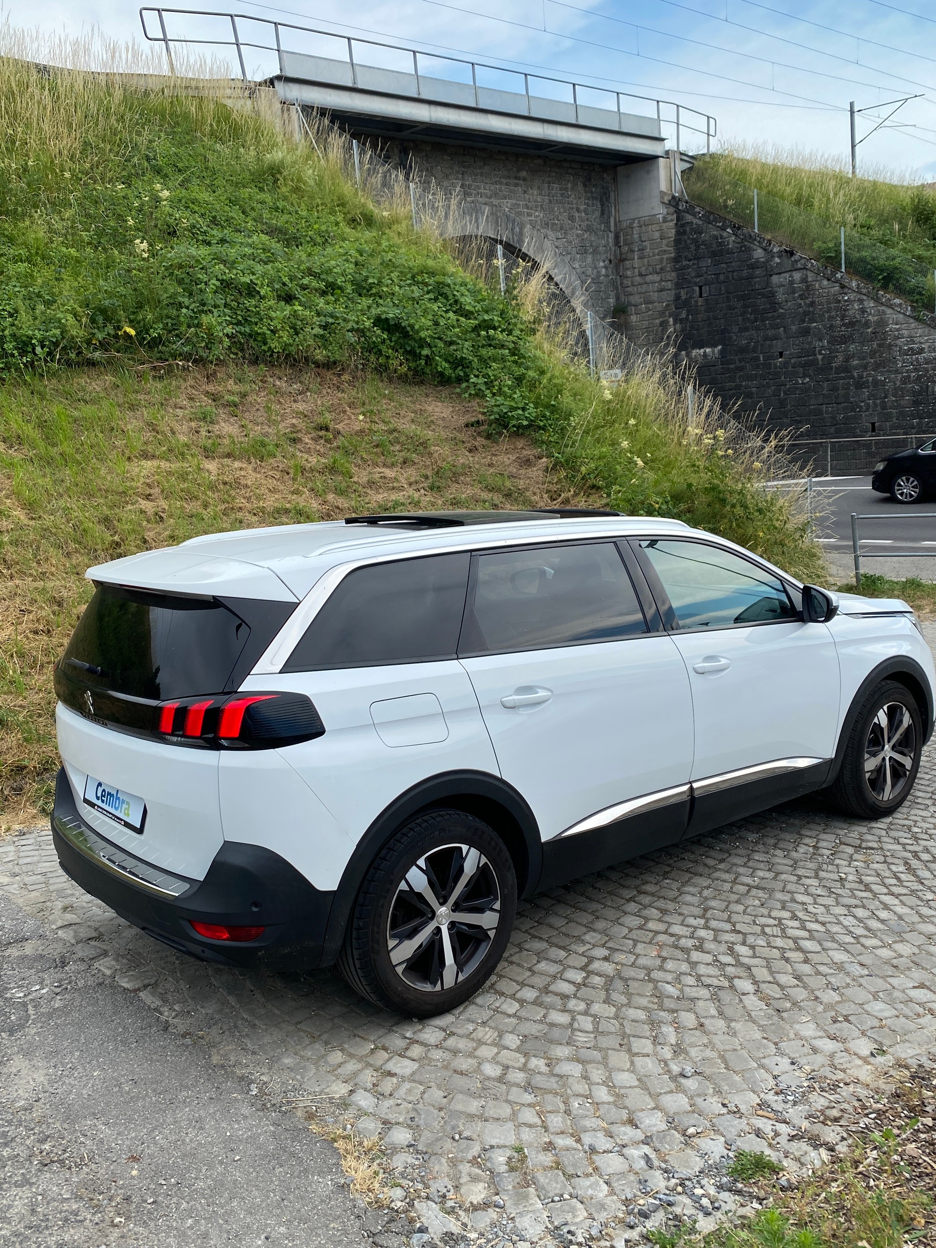 PEUGEOT 5008 1.2 Pure Tech Allure EAT8-showroom-element-2