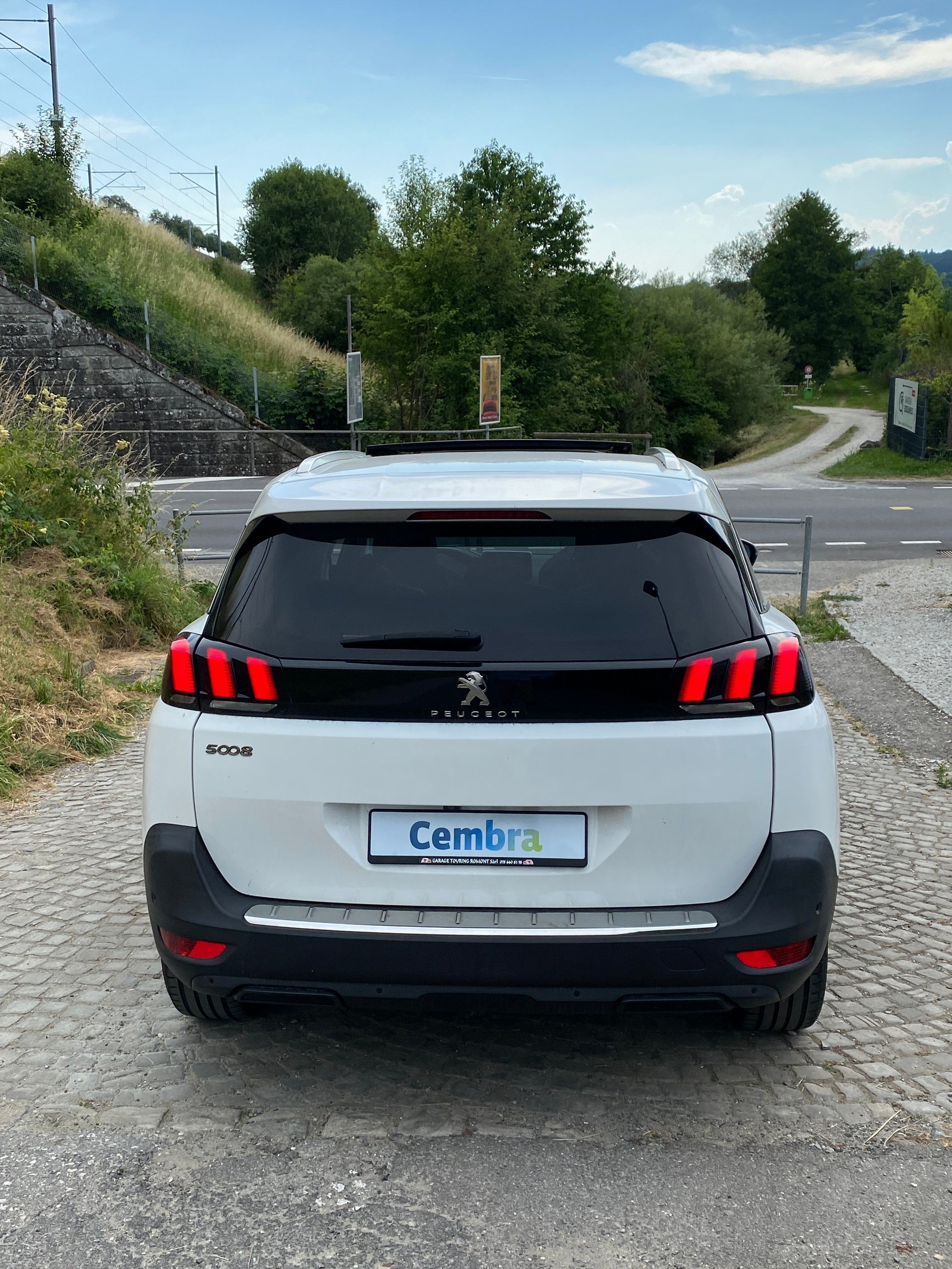 PEUGEOT 5008 1.2 Pure Tech Allure EAT8-showroom-element-3