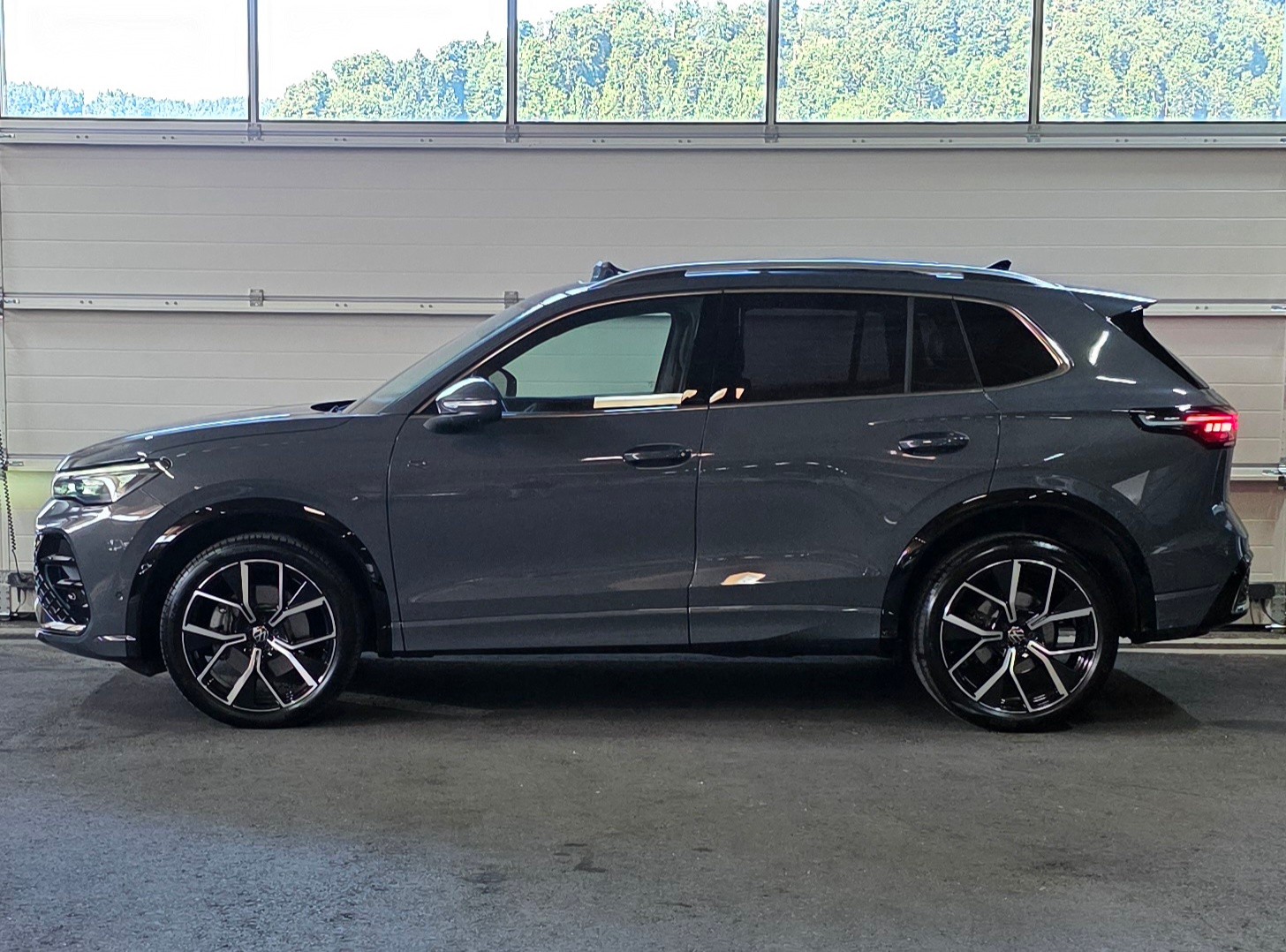 VW Tiguan 2.0 TDI SCR R-Line 4Motion DSG *360°Kamera*ACC/LaneAssist*Sitz-Lenkradheizung*Massagefunktion*Pamoramadach*-showroom-element-1