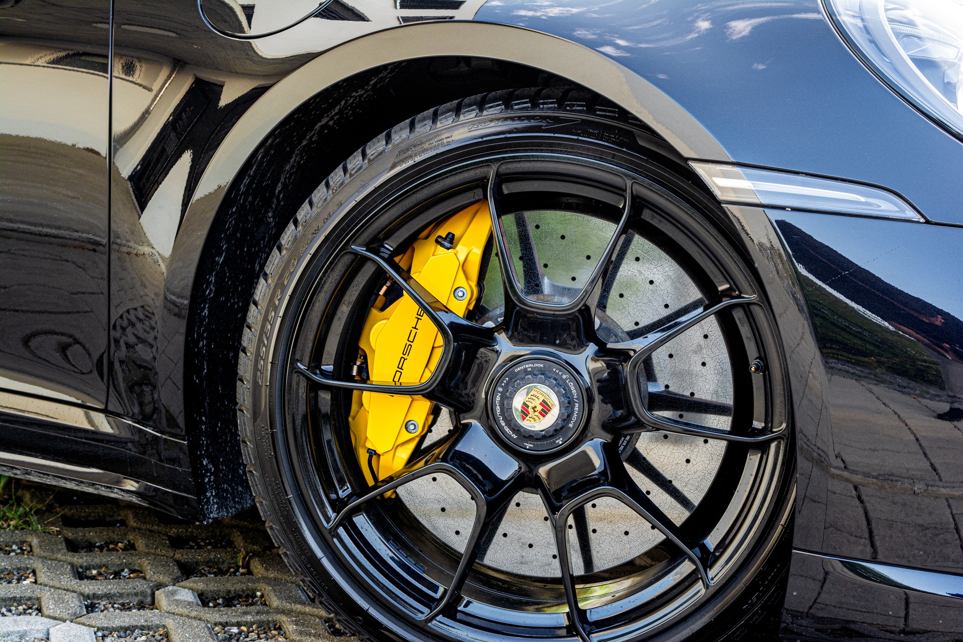 PORSCHE 911 Turbo S Cabriolet PDK-image-27