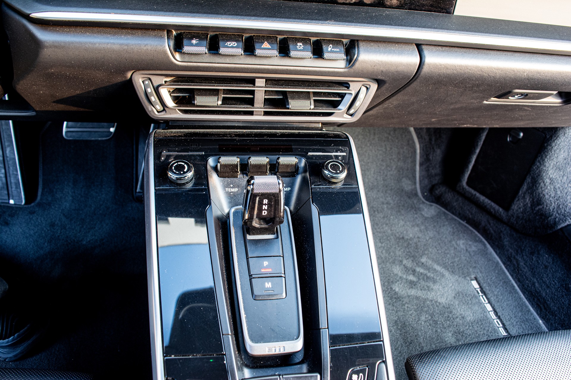 PORSCHE 911 Turbo S Cabriolet PDK-image-21
