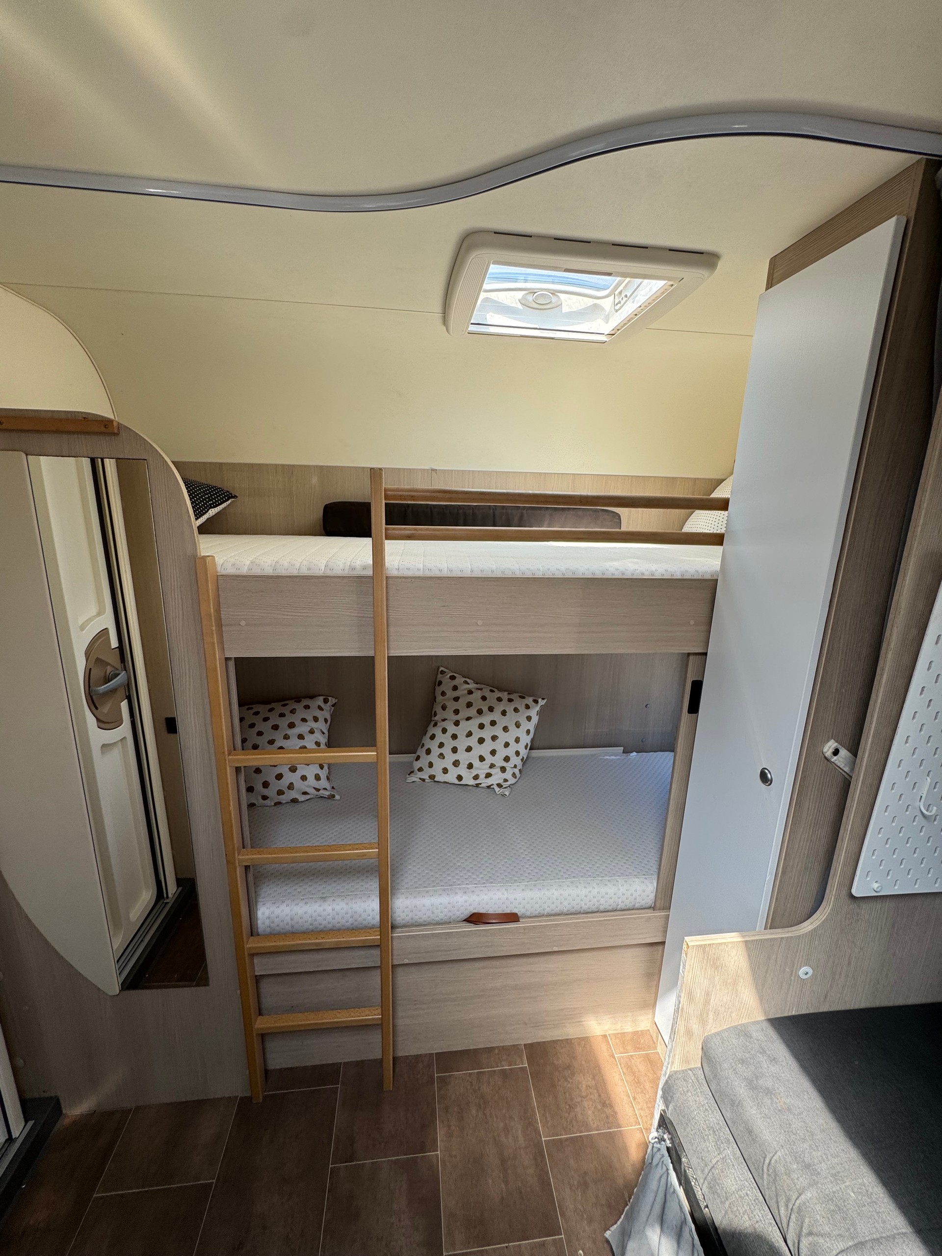 BÜRSTNER Premio Edition Bantam 1000 kg Leergewicht - Family Stockbett Kajüte- Garage - 6 Personen Plus-image-8