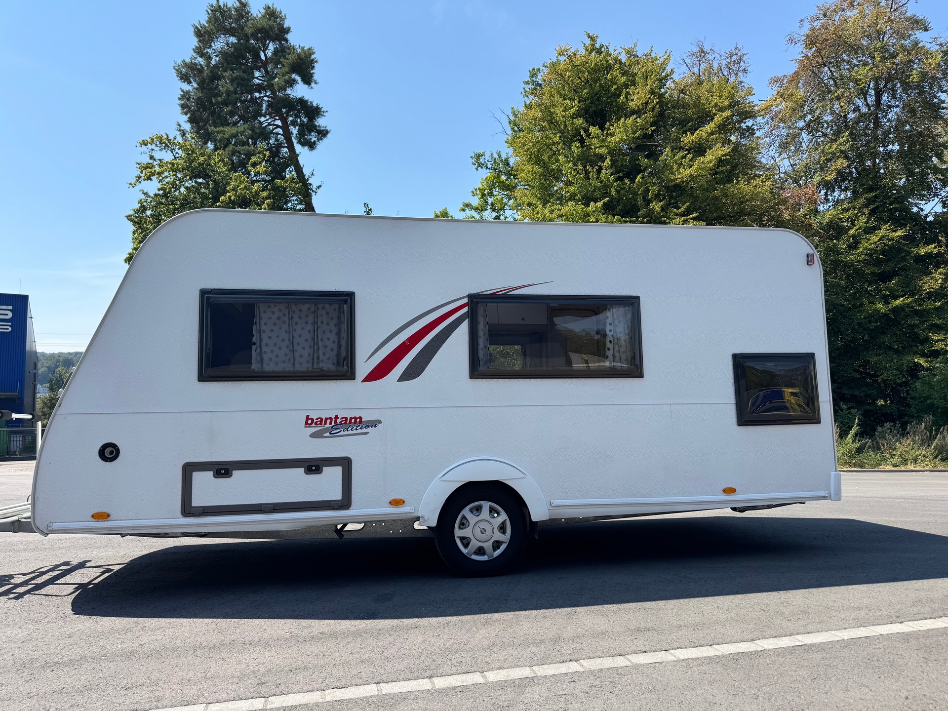 BÜRSTNER Premio Edition Bantam 1000 kg Leergewicht - Family Stockbett Kajüte- Garage - 6 Personen Plus-image-1