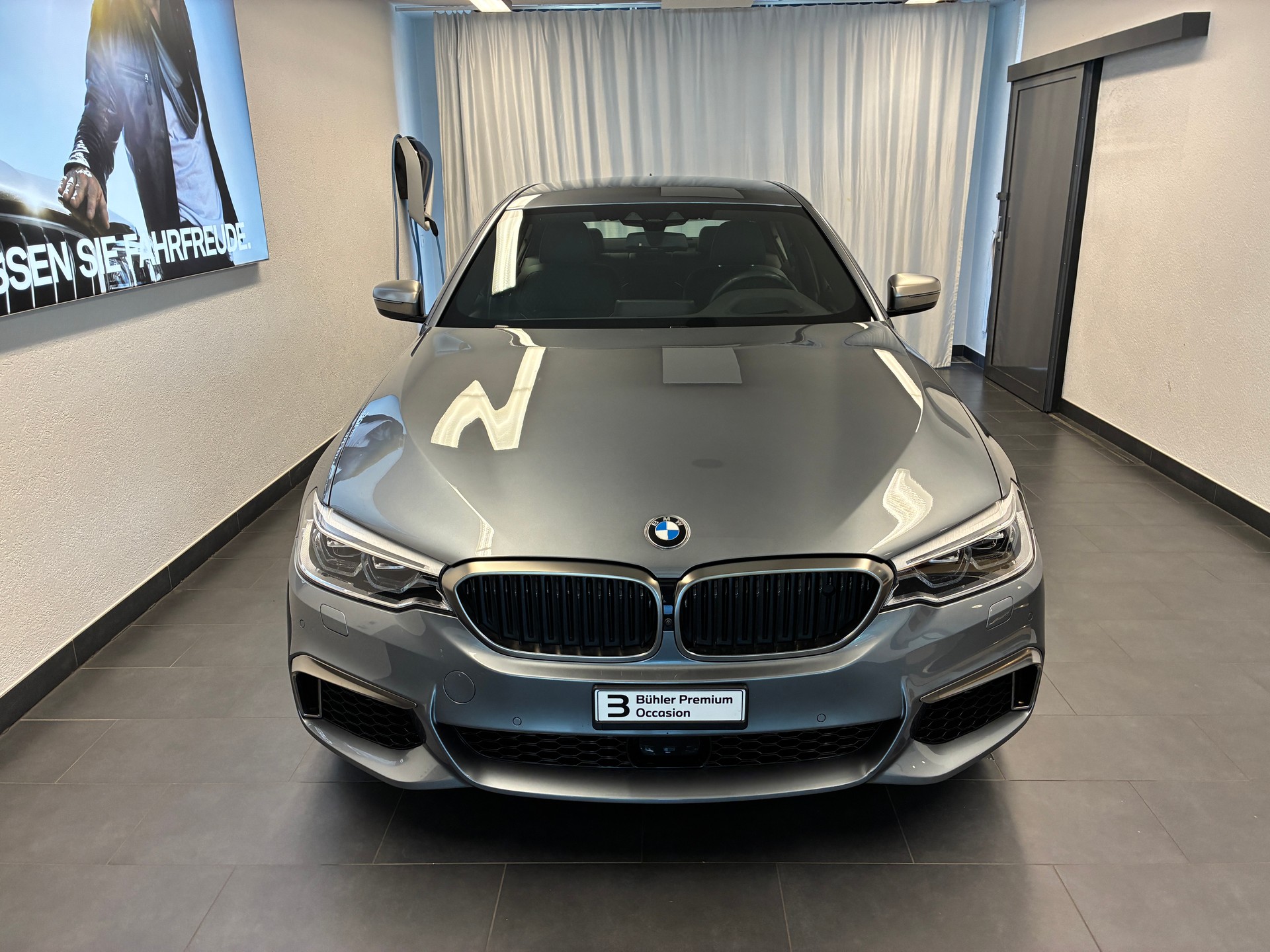 BMW M550i xDrive Limousine-showroom-element-1