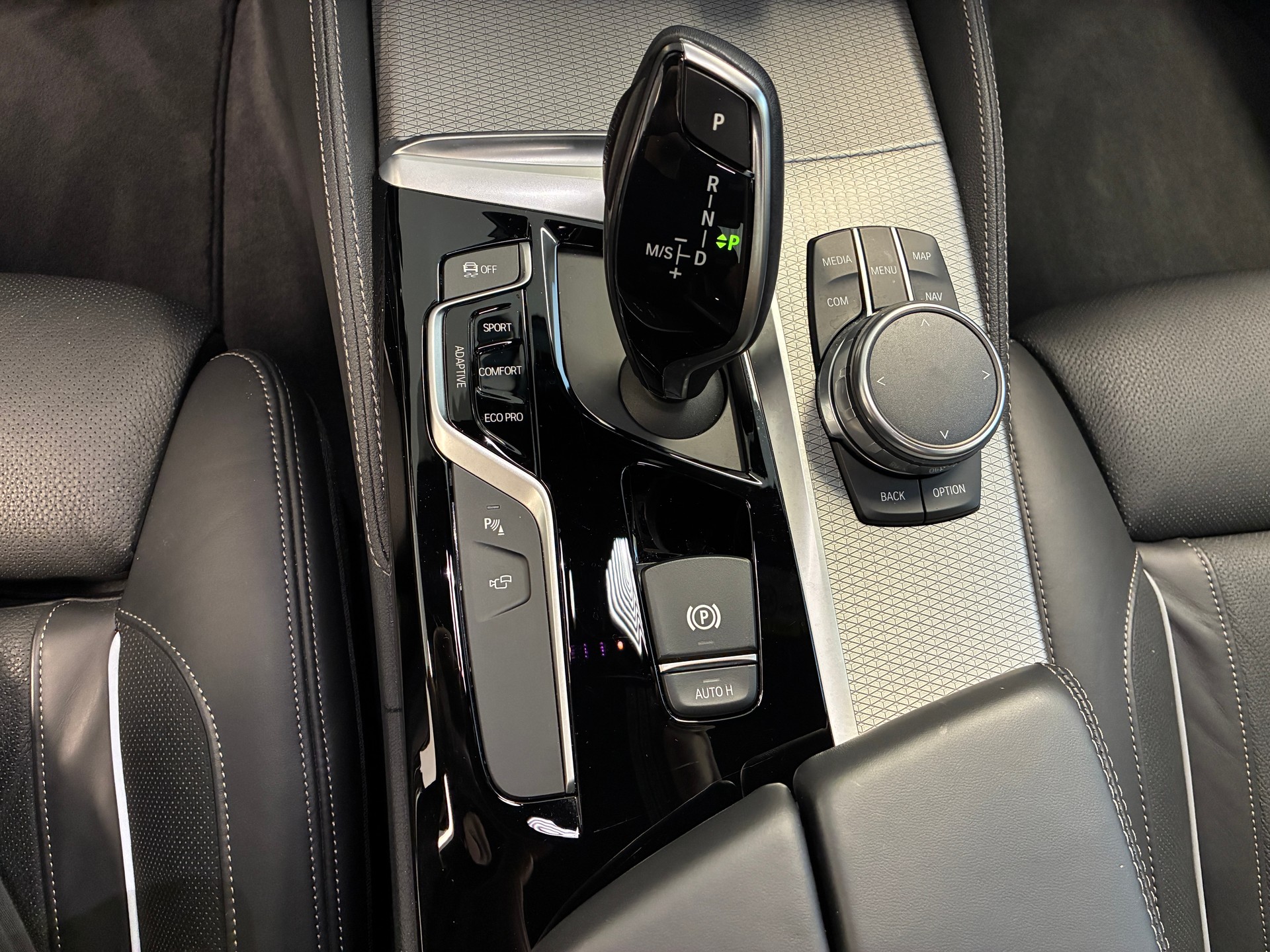 BMW M550i xDrive Limousine-image-14