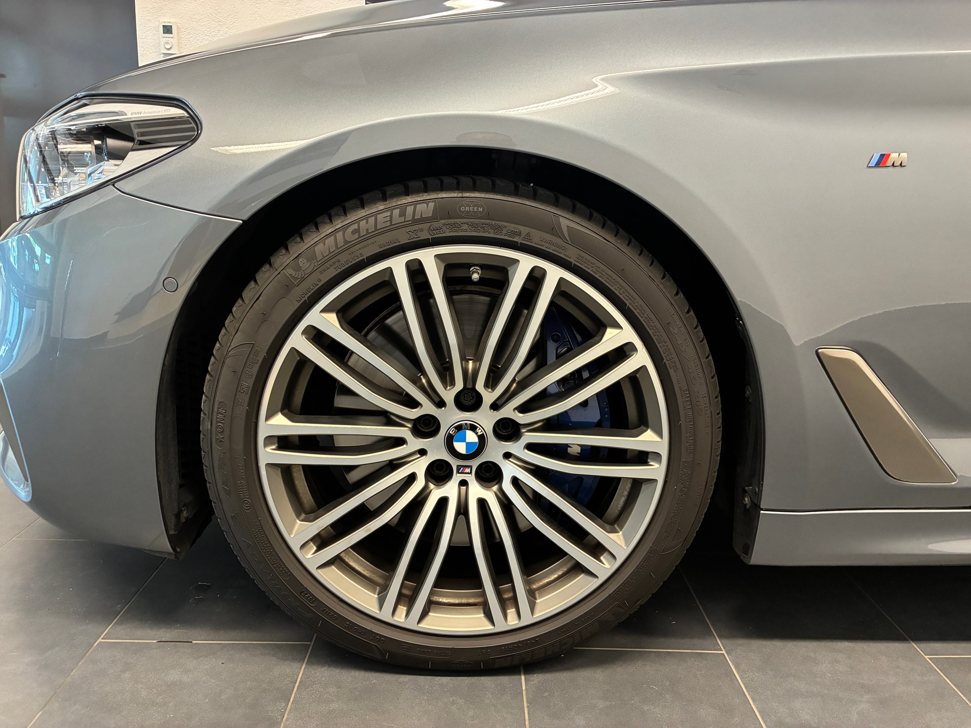 BMW M550i xDrive Limousine-showroom-element-2