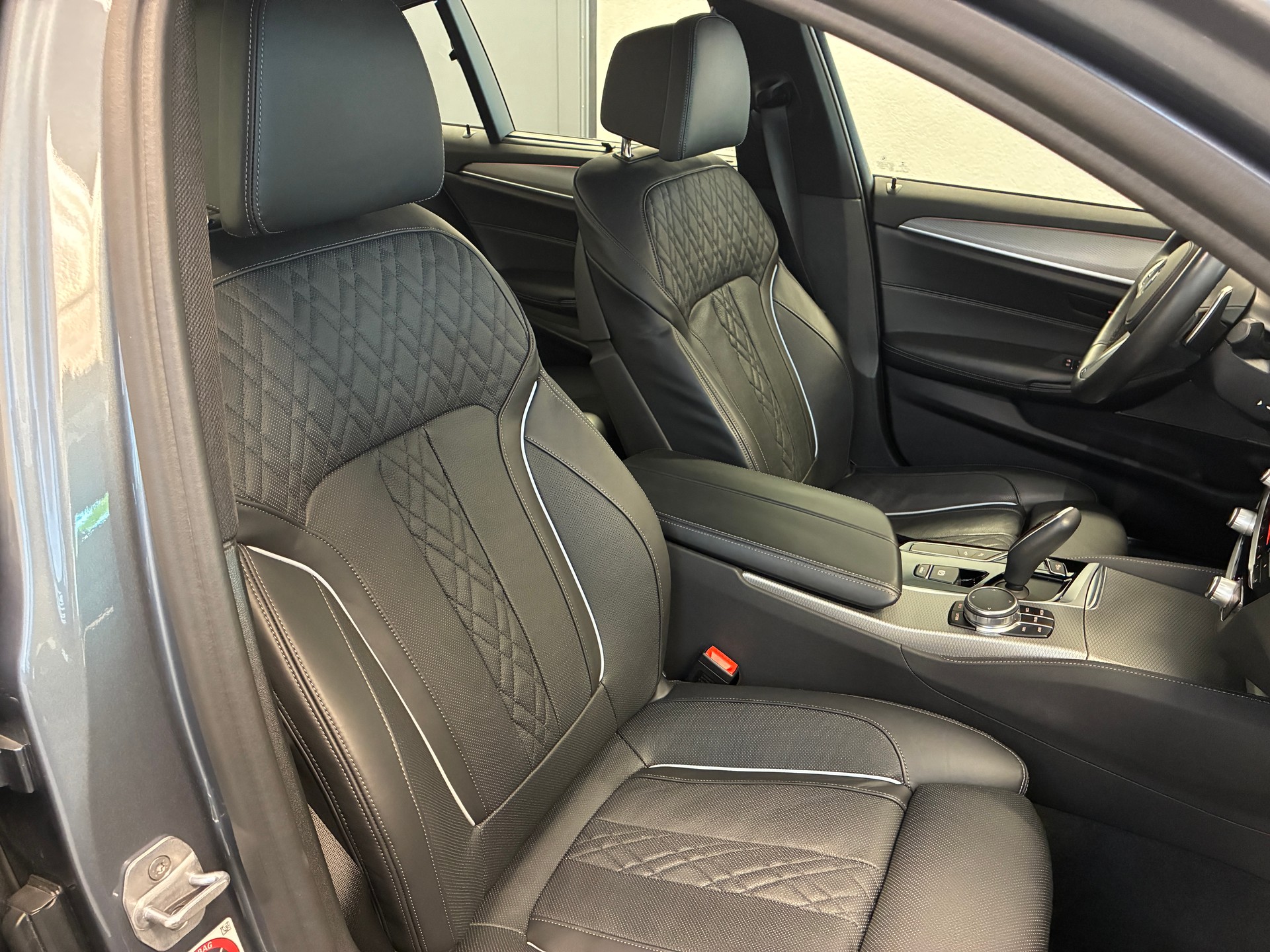 BMW M550i xDrive Limousine-image-10