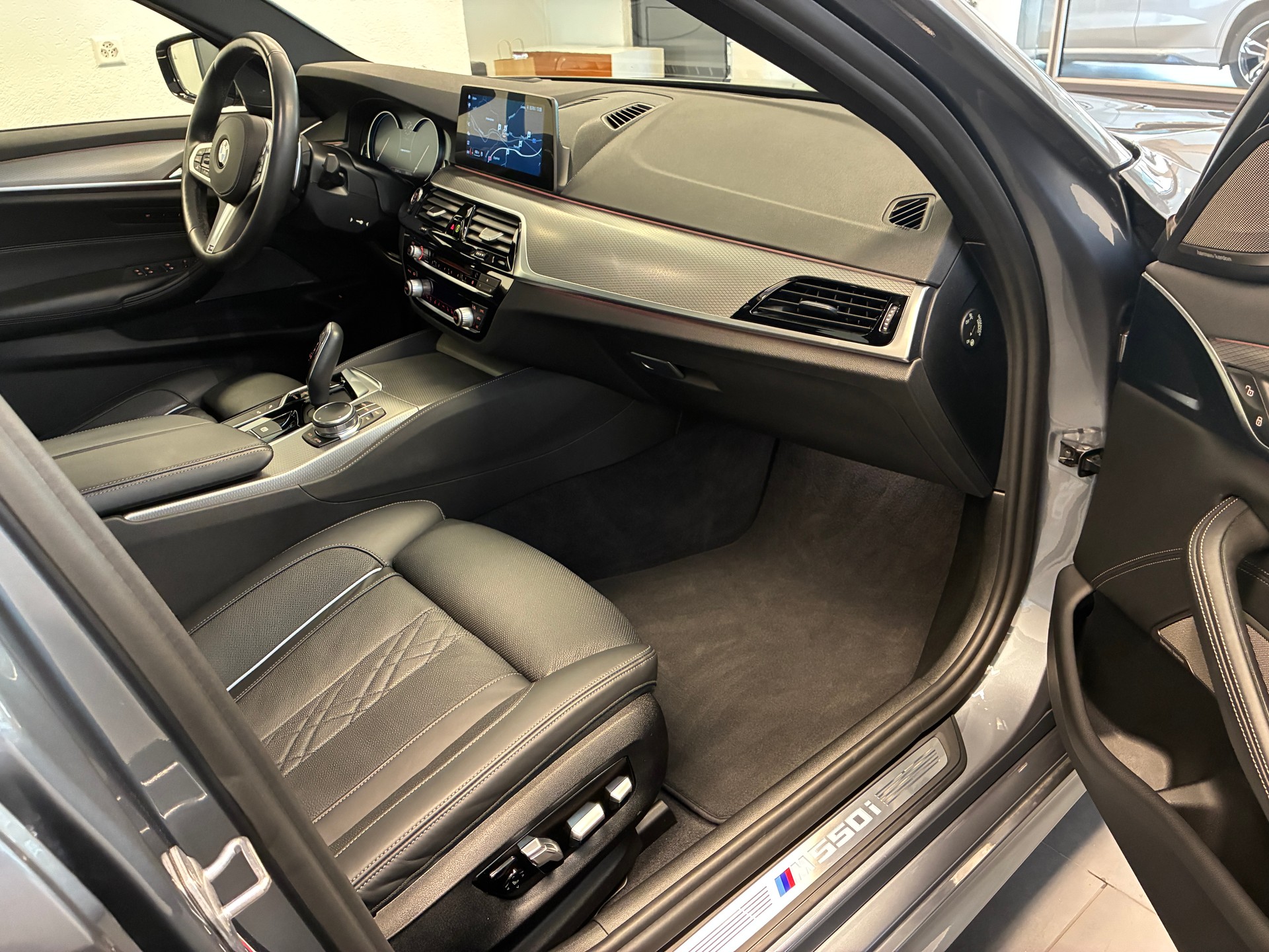 BMW M550i xDrive Limousine-image-9