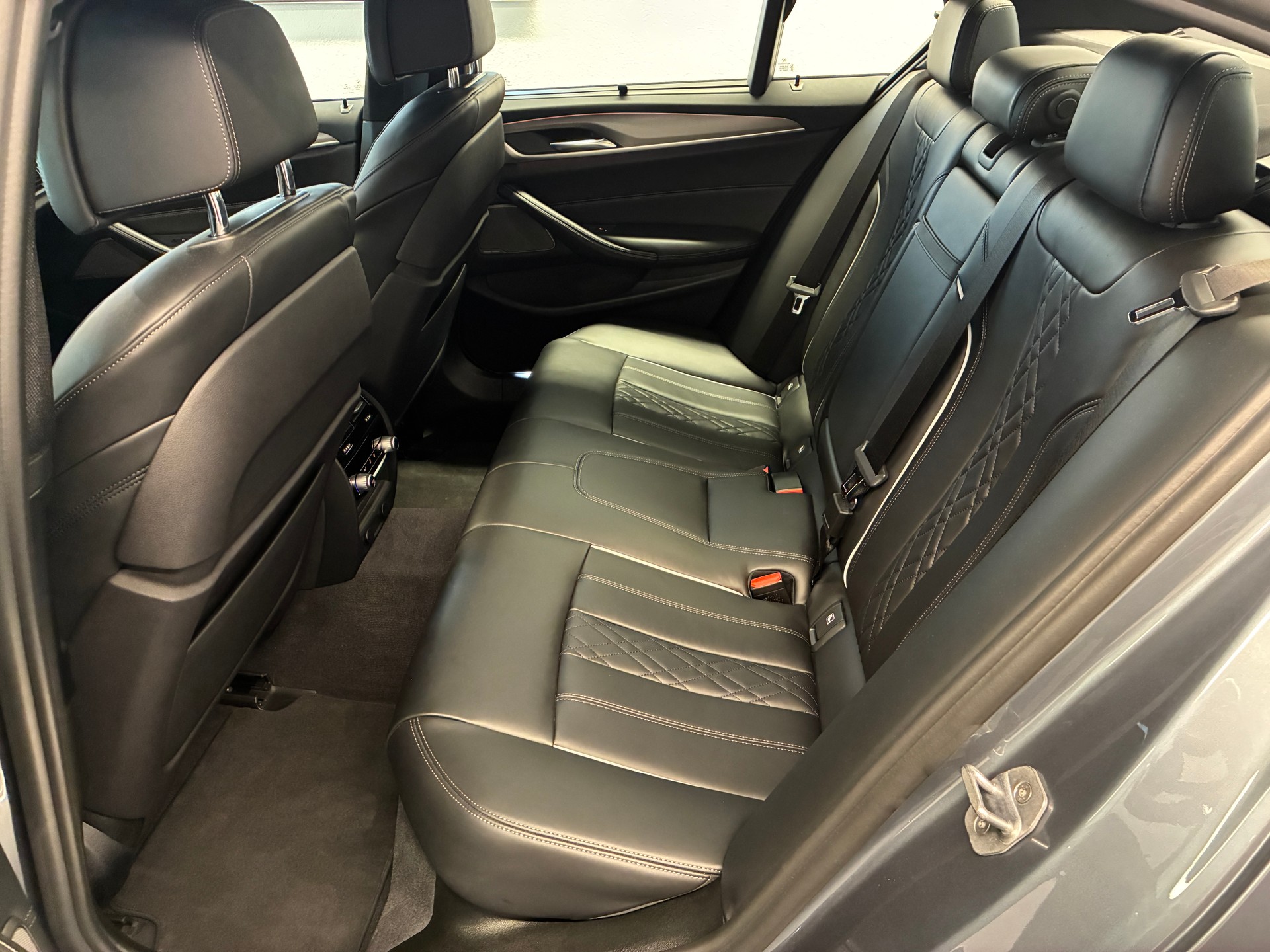 BMW M550i xDrive Limousine-image-18