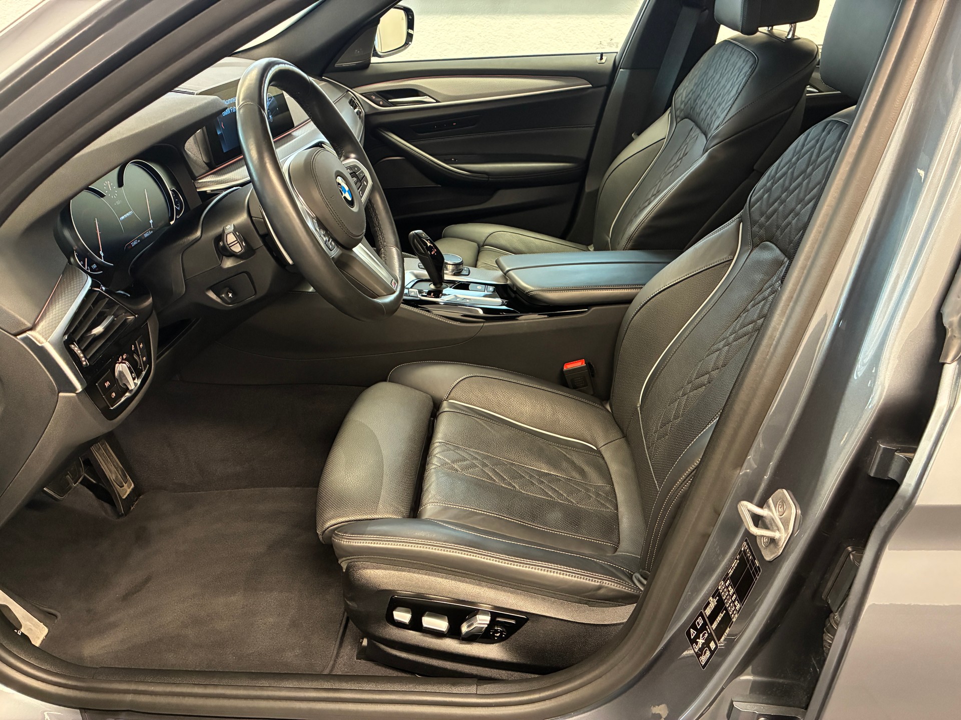 BMW M550i xDrive Limousine-image-7