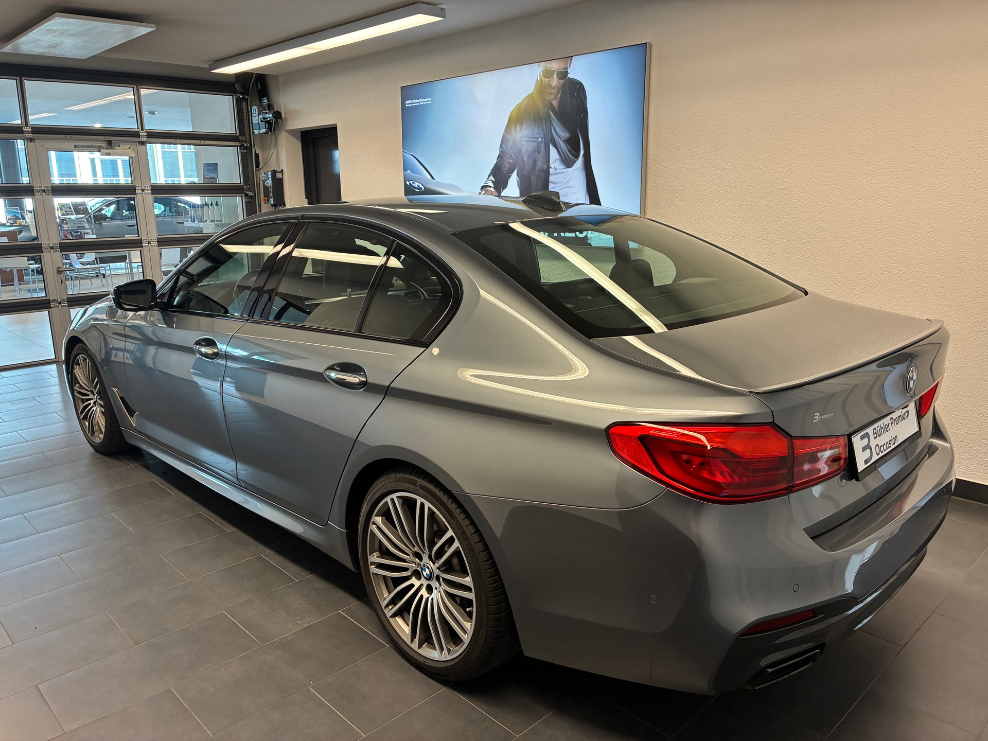 BMW M550i xDrive Limousine-showroom-element-3