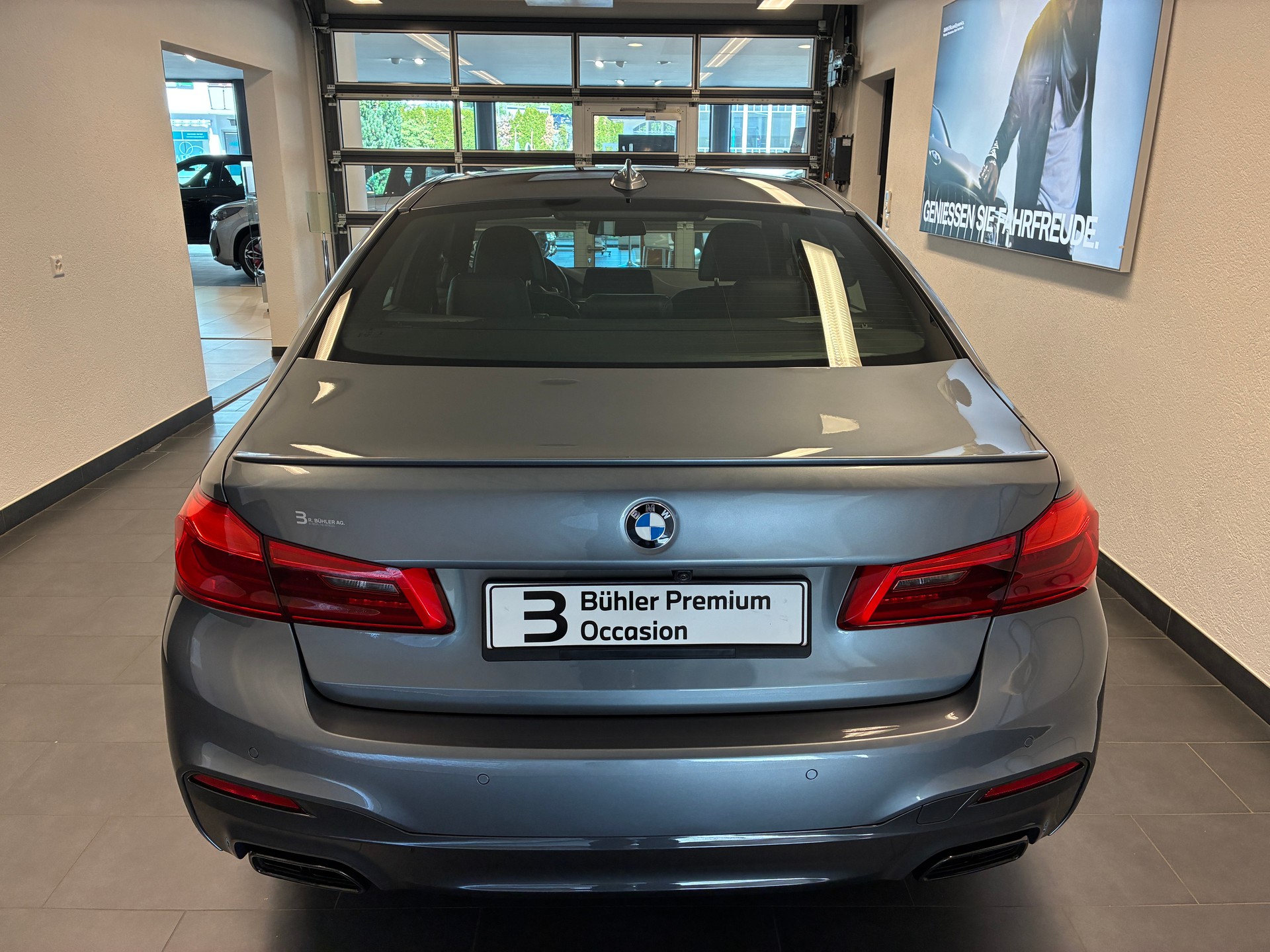 BMW M550i xDrive Limousine-image-4