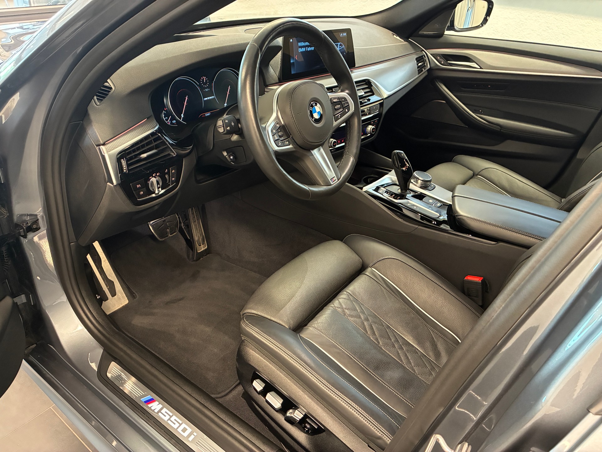 BMW M550i xDrive Limousine-image-8