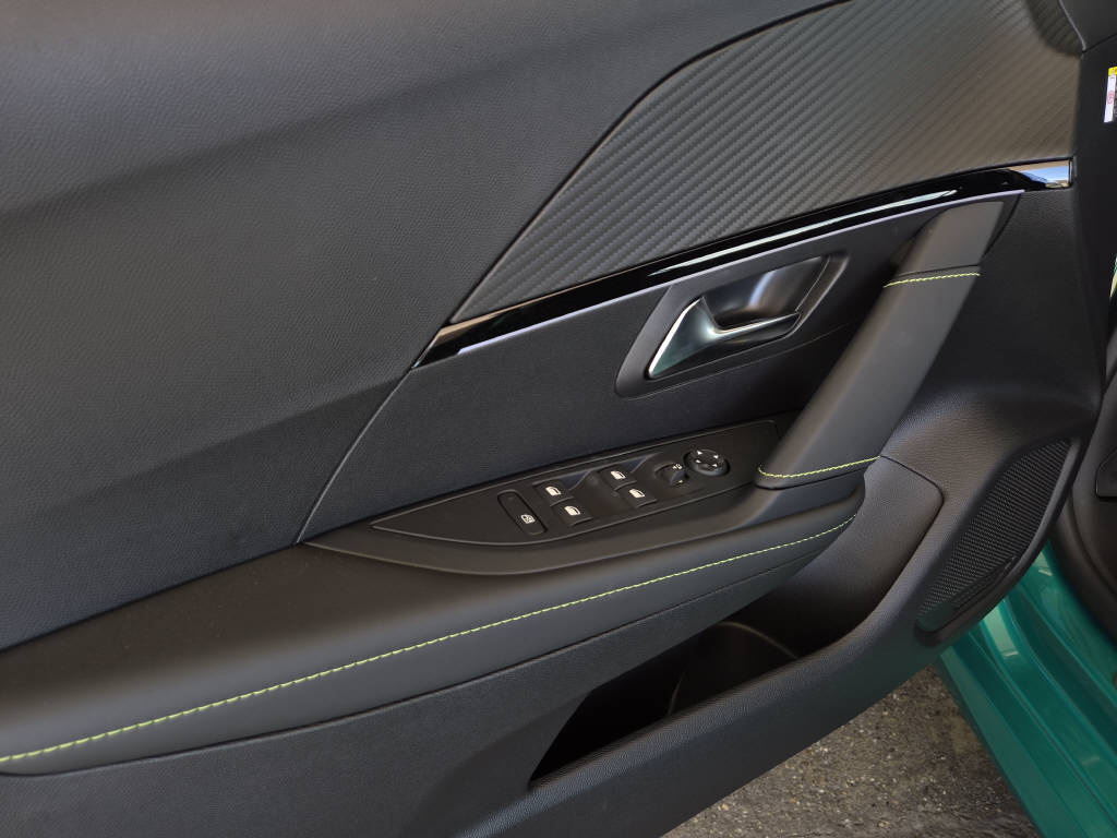 PEUGEOT 208 1.2 Hybrid 145cv GT Exclusive-image-15