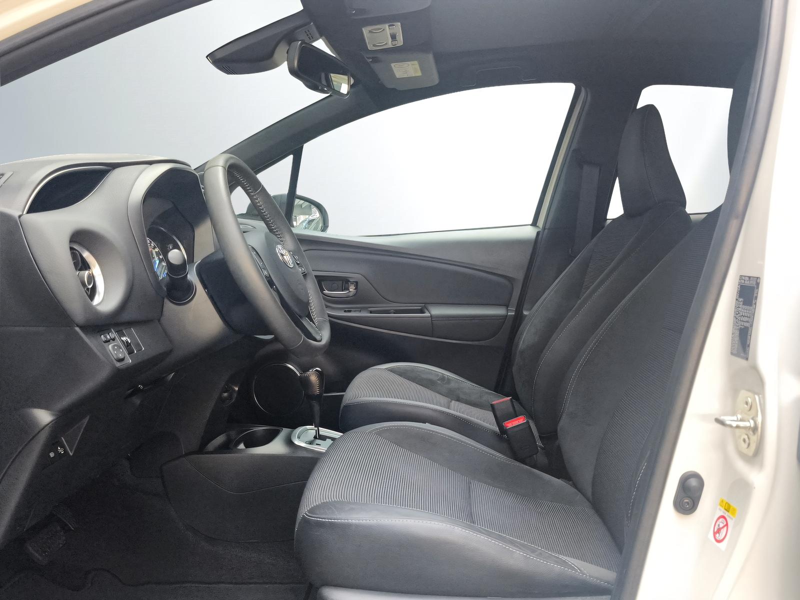 TOYOTA Yaris 1.5 VVT-i HSD Premium-showroom-element-2
