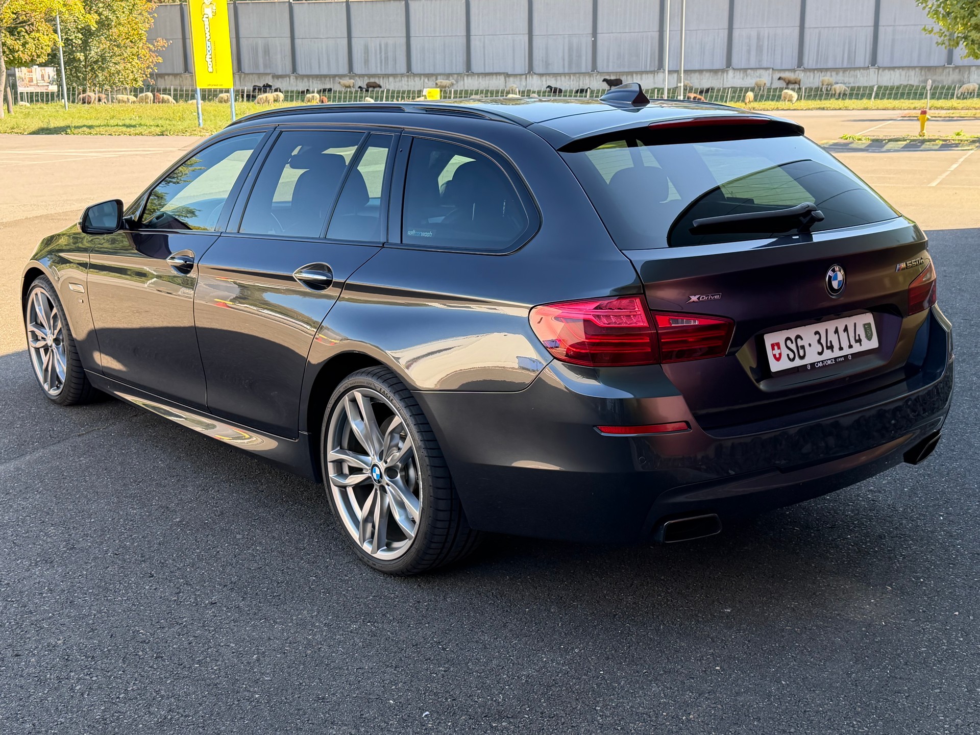 BMW M550d Touring xDrive Steptronic-showroom-element-2