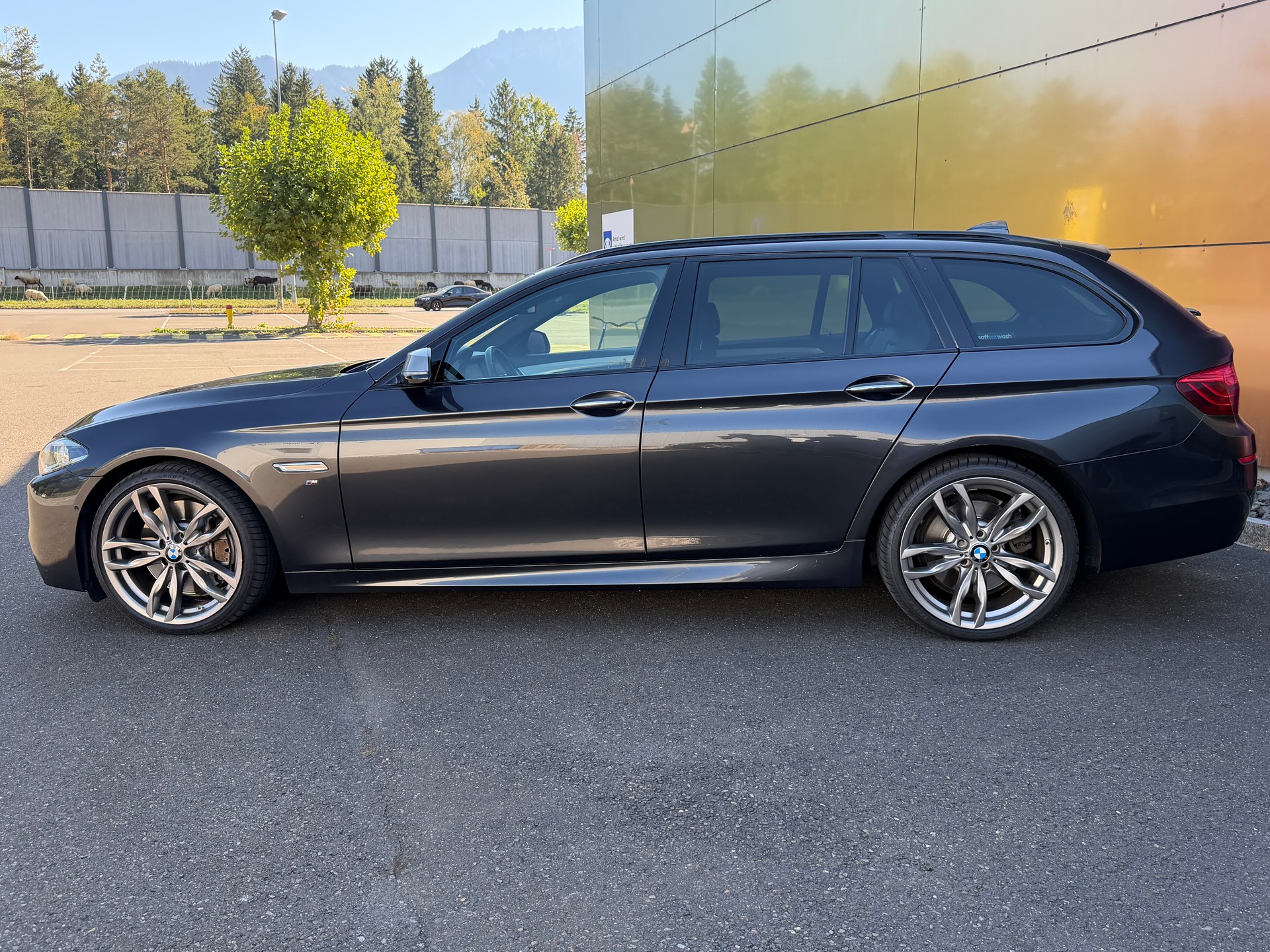 BMW M550d Touring xDrive Steptronic-showroom-element-1