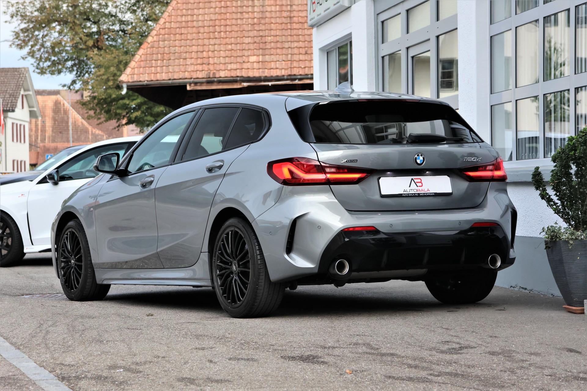 BMW 120d xDrive Steptronic M Sport-showroom-element-2