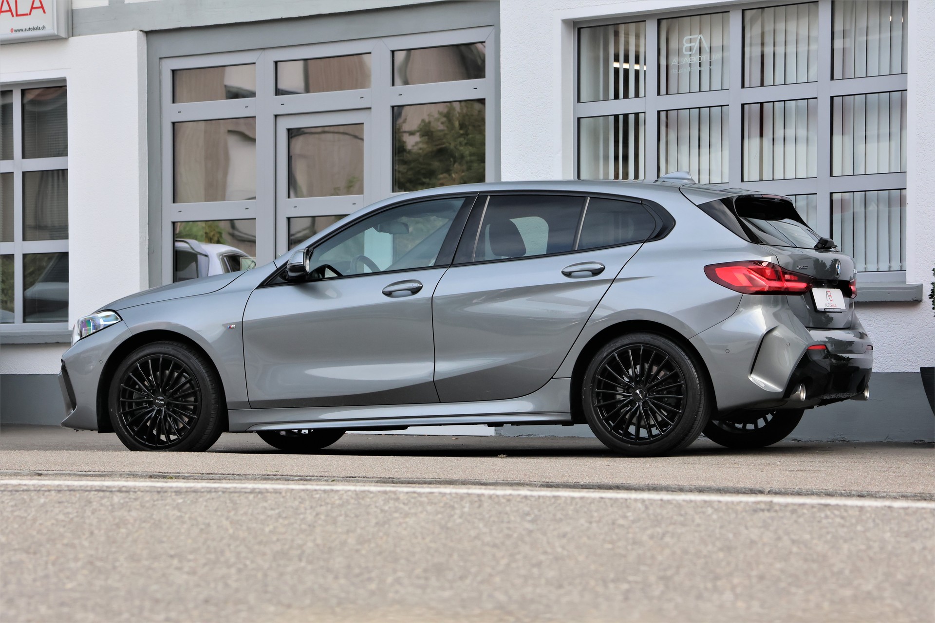 BMW 120d xDrive Steptronic M Sport-showroom-element-3