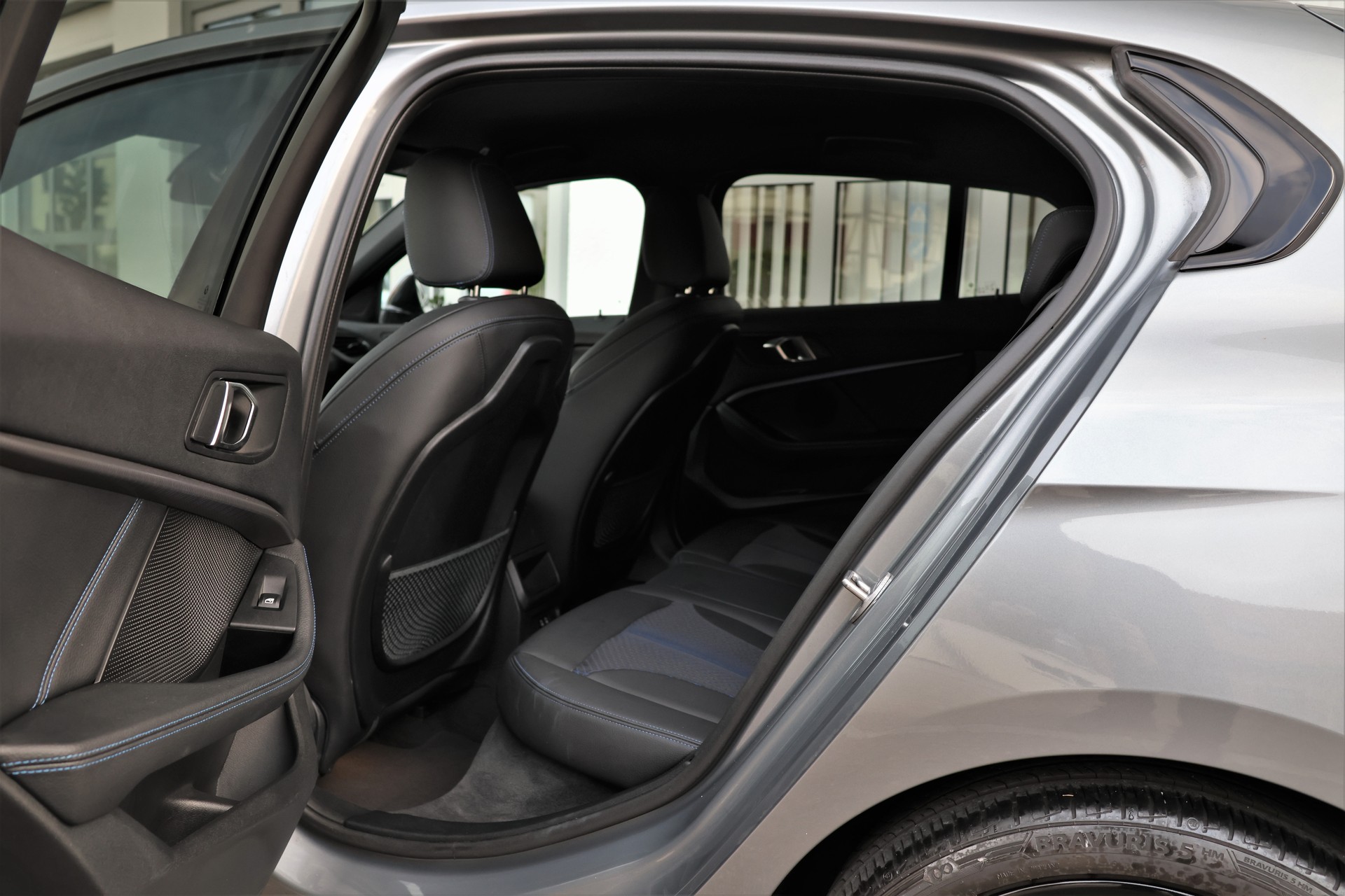 BMW 120d xDrive Steptronic M Sport-image-12