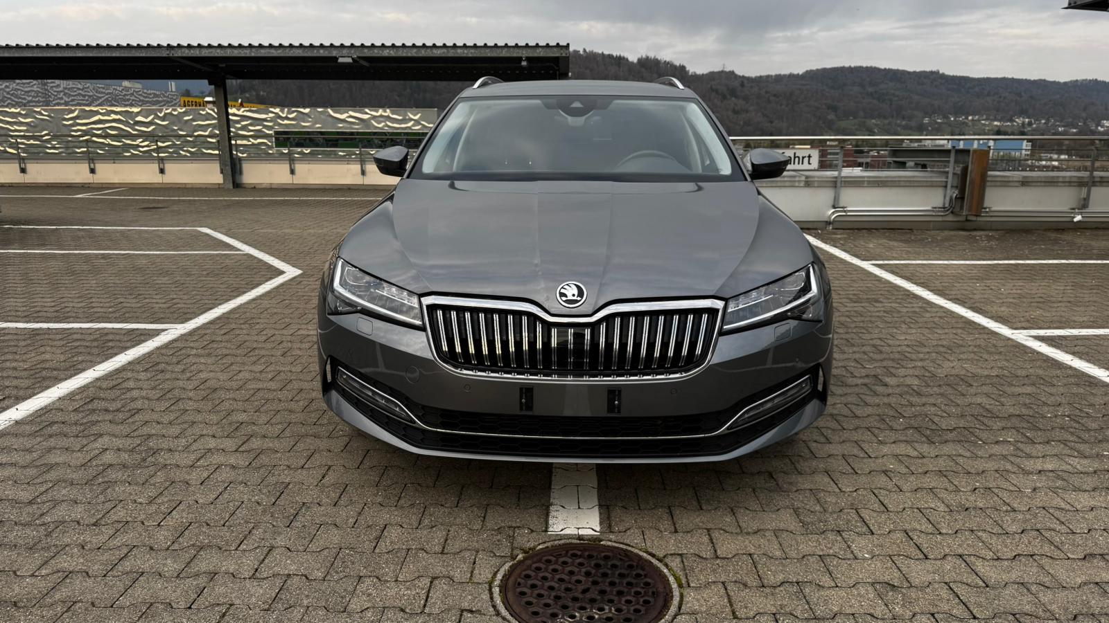 SKODA SUPERB-image-1