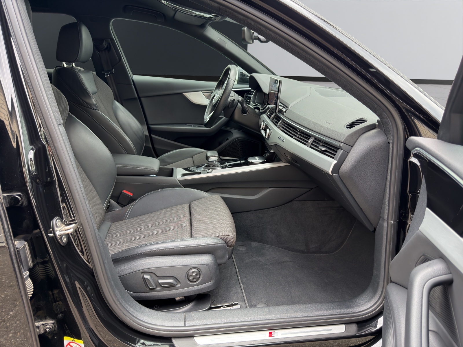 AUDI A4 Avant 45 TFSI S line S-tronic quattro-image-17