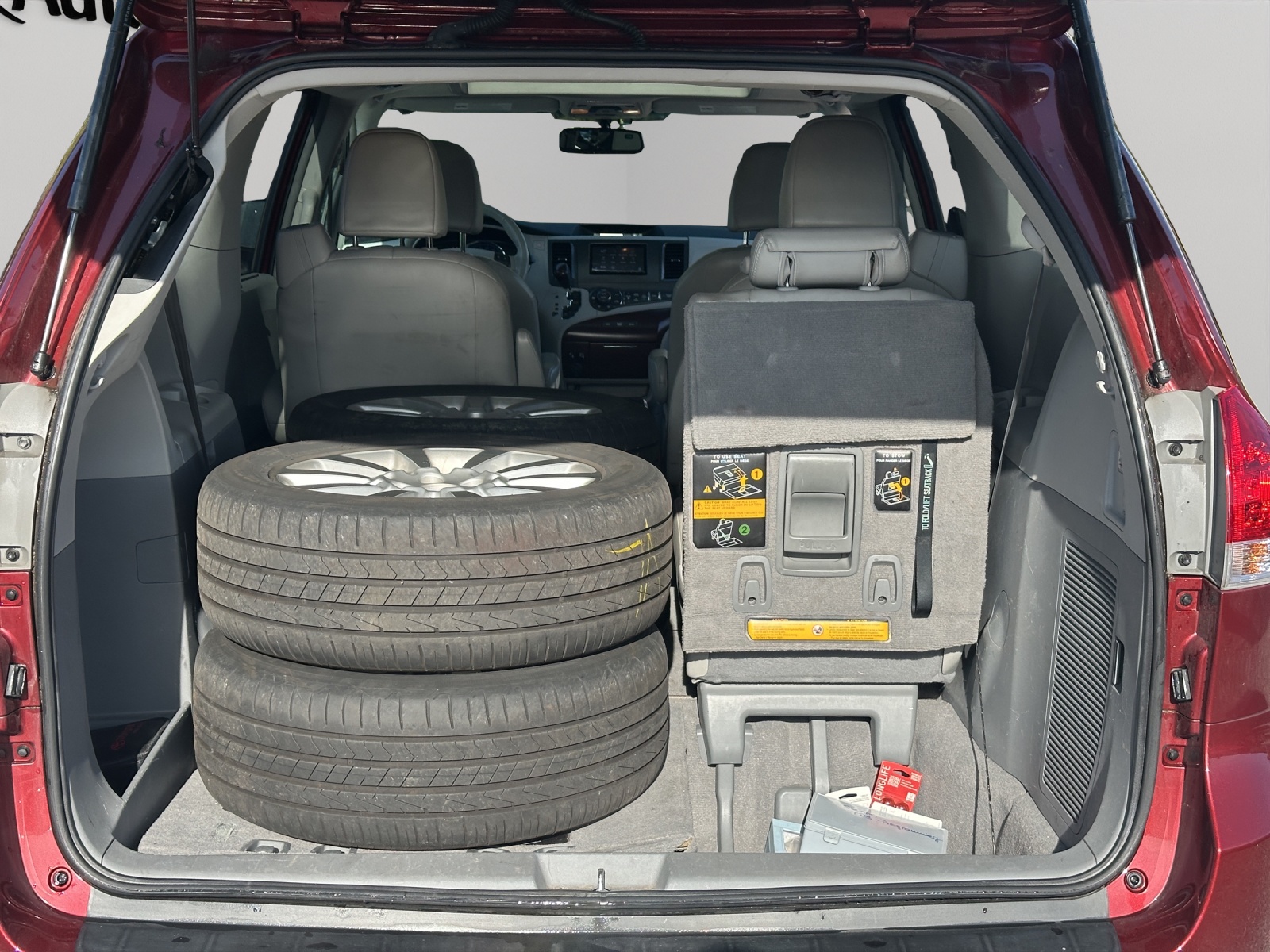 TOYOTA XLE Sienna AWD-image-18