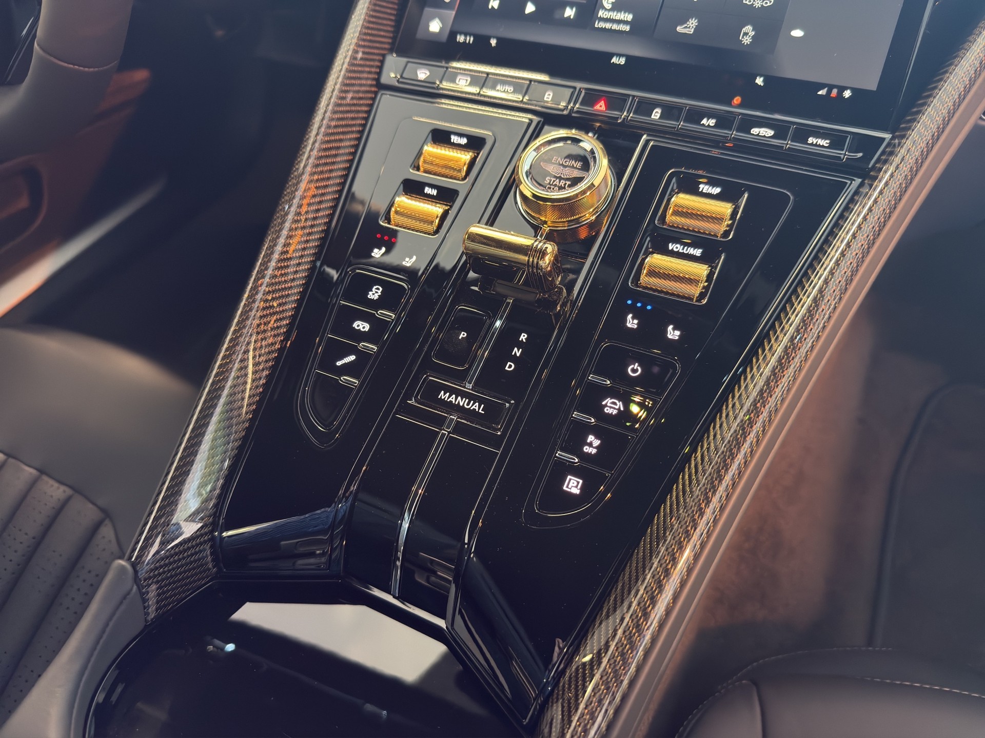 ASTON MARTIN DB12 4.0 V8 Bi-Turbo "1 of 60 Goldfinger Edition"-image-13