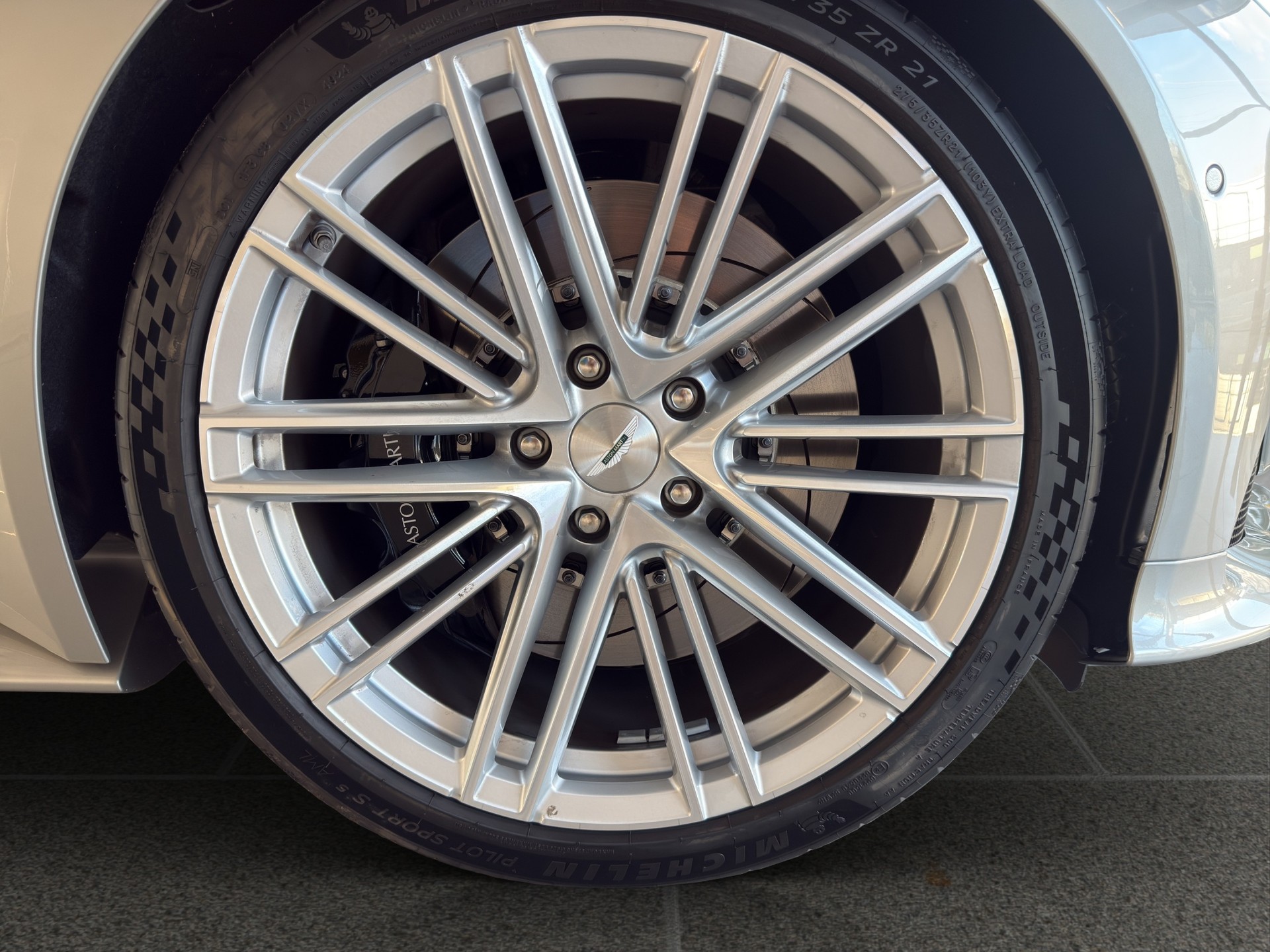 ASTON MARTIN DB12 4.0 V8 Bi-Turbo "1 of 60 Goldfinger Edition"-image-7