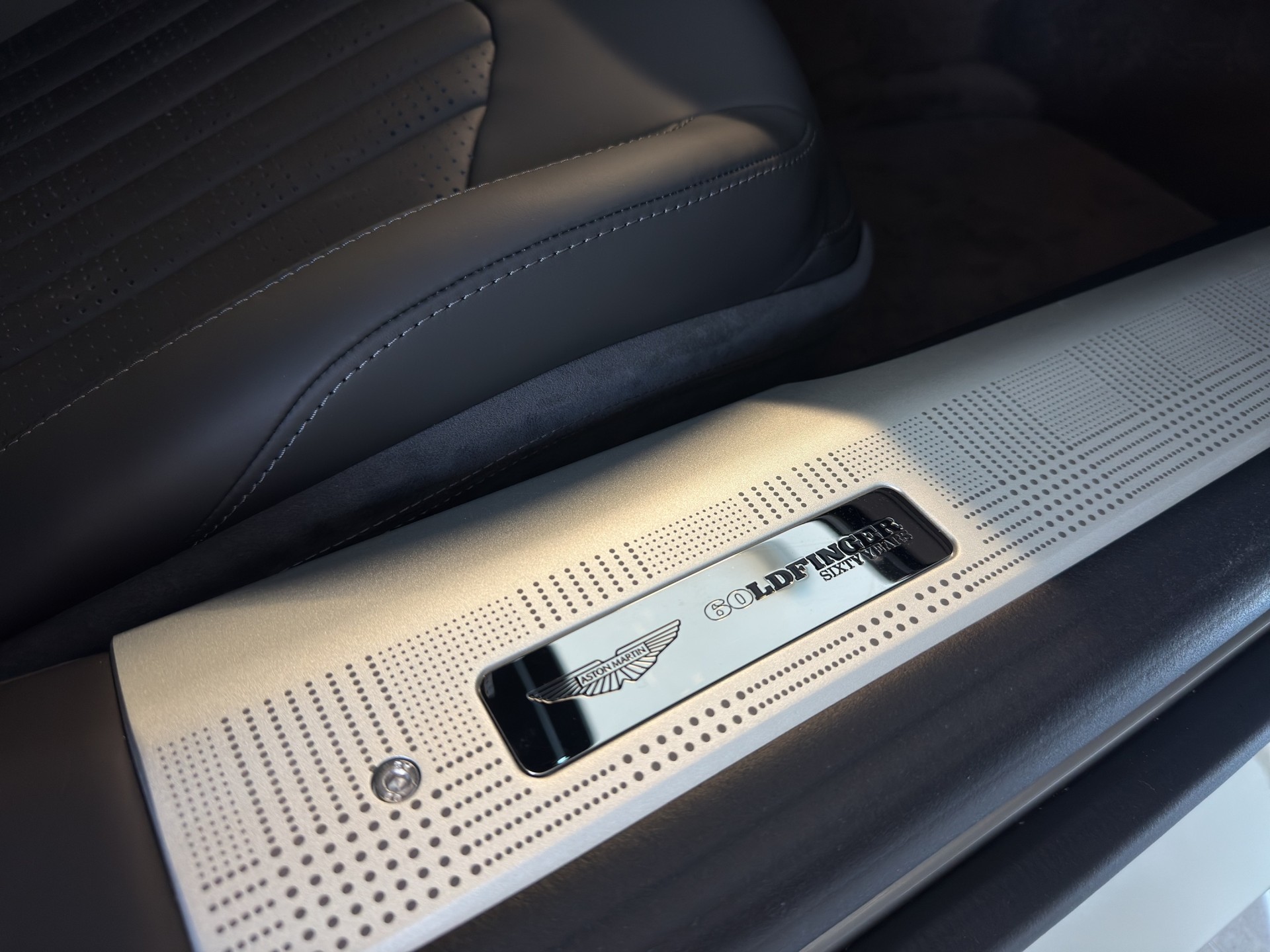 ASTON MARTIN DB12 4.0 V8 Bi-Turbo "1 of 60 Goldfinger Edition"-image-9