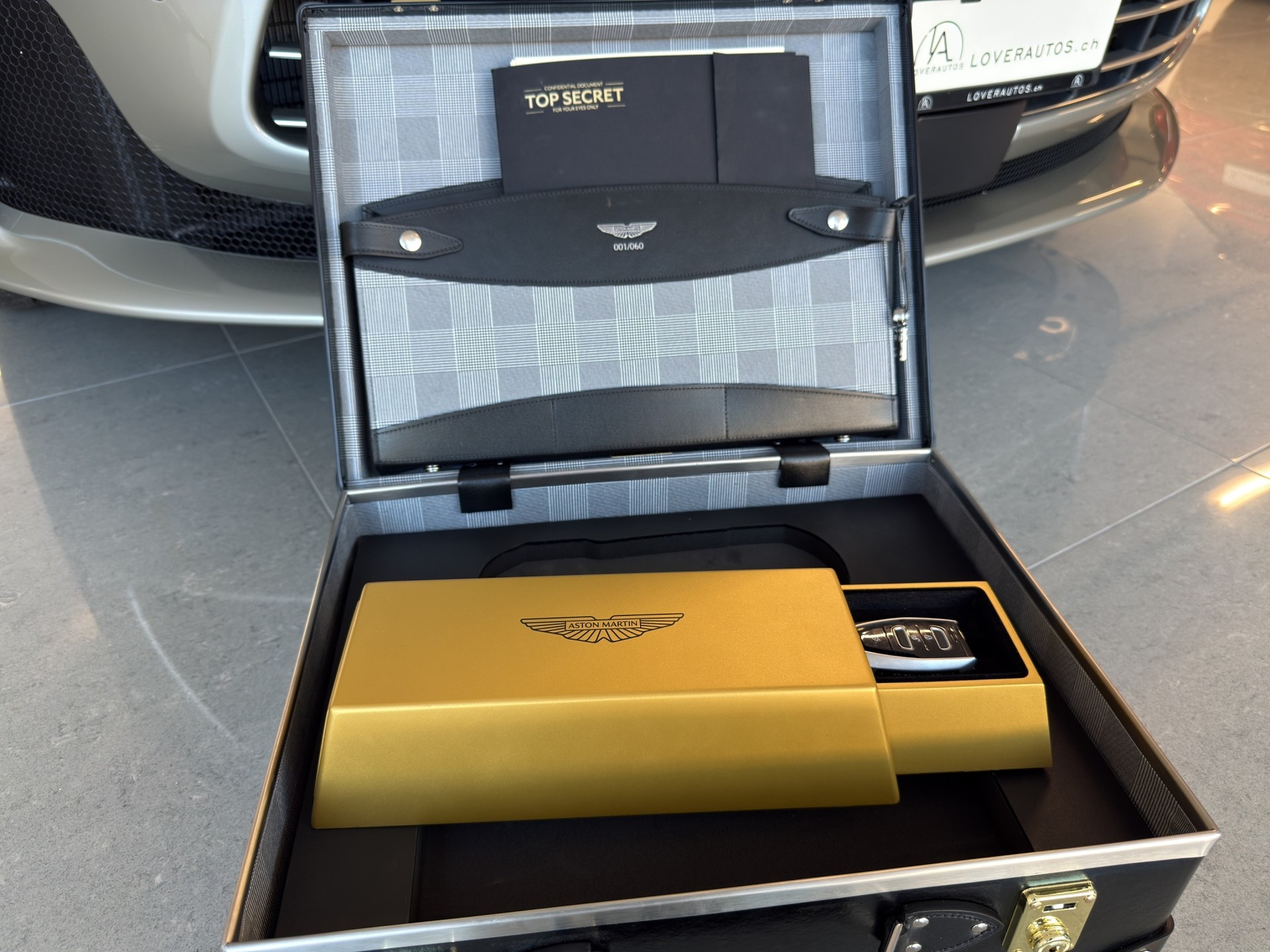 ASTON MARTIN DB12 4.0 V8 Bi-Turbo "1 of 60 Goldfinger Edition"-image-14